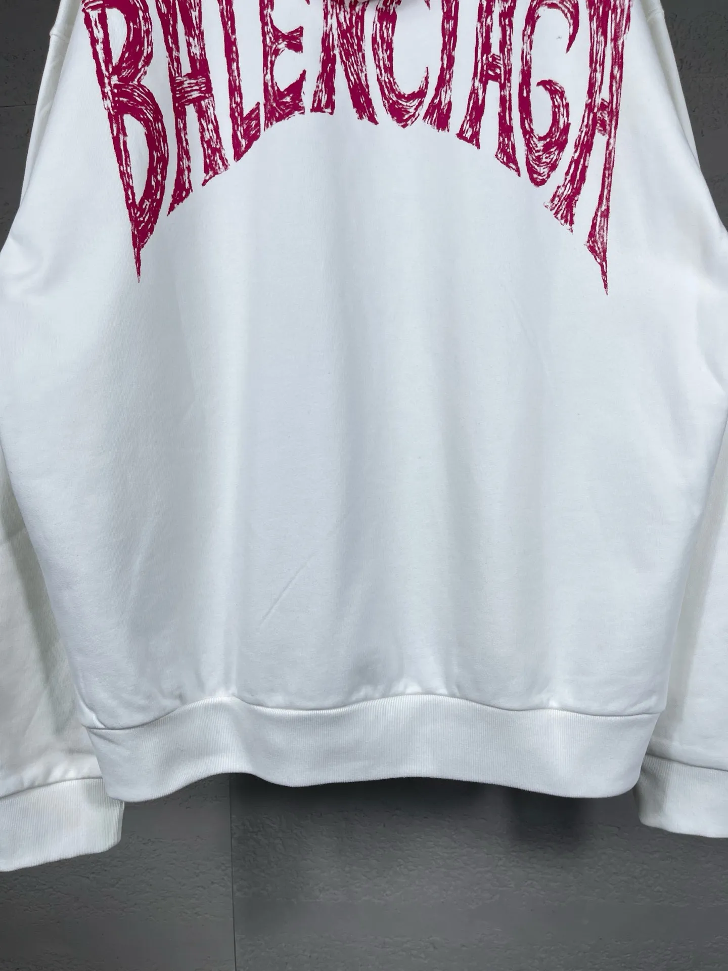 🅿️300 Actual pictures [Top version. Official website quality] BALENCI*GA/Paris. 24SS new sweatshirt, hooded sweatshirt with big letters LOGO graffiti on the back. Brick cabinet synchronization. The fabric is made of Paris ZP custom-woven and dyed cotton sweatshirt. The weight is 450 grams. The cloth surface is clean. The cloth pattern is clear, soft and comfortable. The threads are dyed with no color difference. The classic pattern printing uses imported machine direct printing. The effect is three-dimensional and restores the brick cabinet. Different market currencies, welcome to compare. The version adopts OS loose shoulder design. Same style for men and women. Code: BL238076 Color: gray blue, white Size: XS S M L