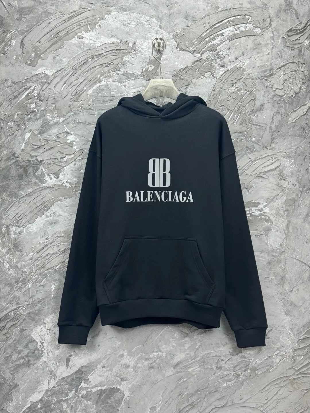 🅿️340 - BALENCI*GA Paris double B new logo style hooded long-sleeved sweatshirt. The front panel is printed with imported environmentally friendly glue printing. The letters are clear. The effect is three-dimensional. Exclusively woven and dyed 460g fabric. Threads are dyed in the same cylinder with zero color difference. Brick cabinet synchronization. Welcome to compare. Same style for men and women -Color: black -SIZE: Xs S M L Style number 8962#