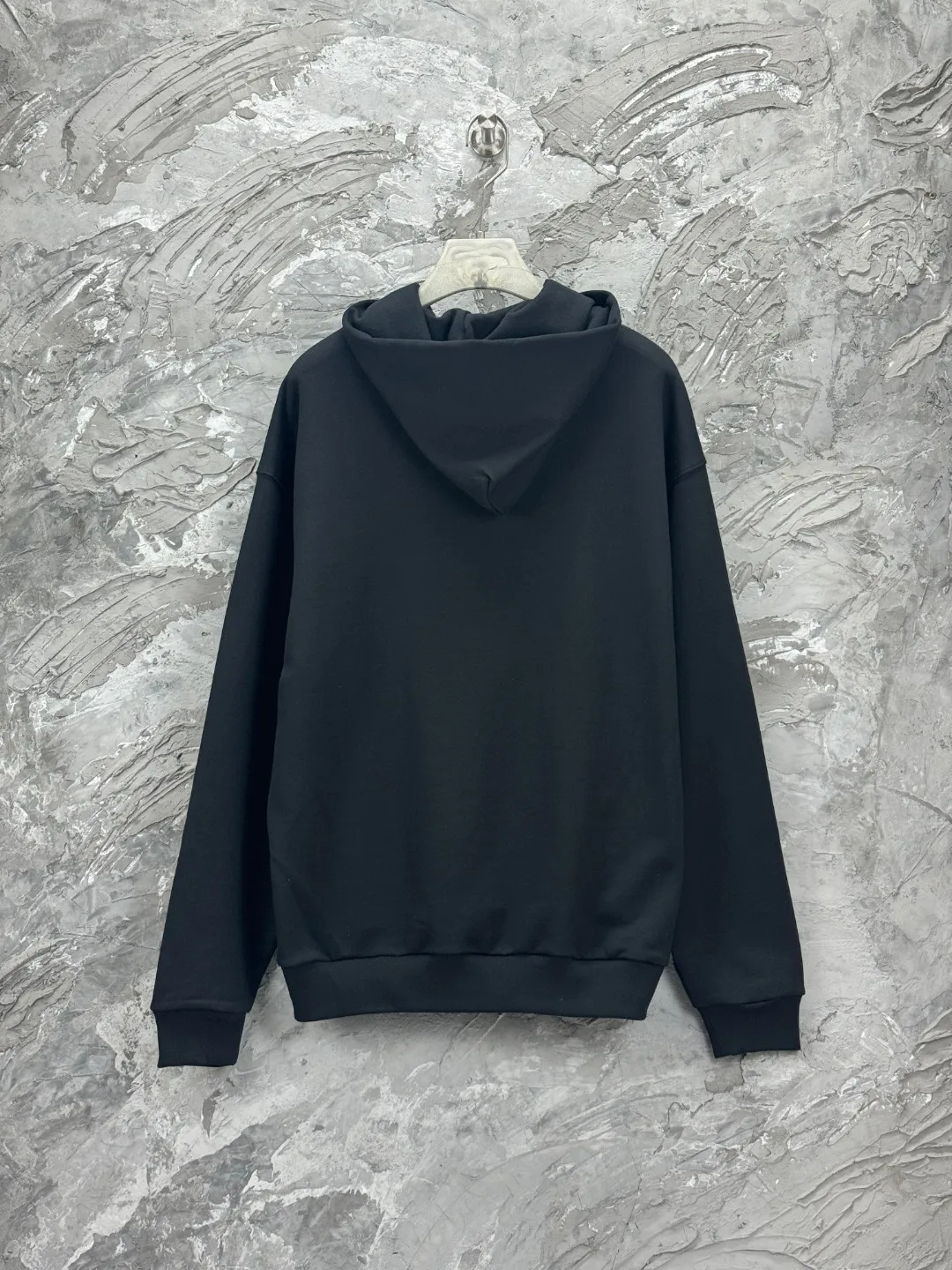🅿️340 - BALENCI*GA Paris double B new logo style hooded long-sleeved sweatshirt. The front panel is printed with imported environmentally friendly glue printing. The letters are clear. The effect is three-dimensional. Exclusively woven and dyed 460g fabric. Threads are dyed in the same cylinder with zero color difference. Brick cabinet synchronization. Welcome to compare. Same style for men and women -Color: black -SIZE: Xs S M L Style number 8962#