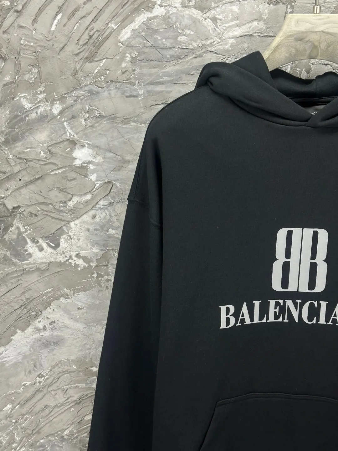 🅿️340 - BALENCI*GA Paris double B new logo style hooded long-sleeved sweatshirt. The front panel is printed with imported environmentally friendly glue printing. The letters are clear. The effect is three-dimensional. Exclusively woven and dyed 460g fabric. Threads are dyed in the same cylinder with zero color difference. Brick cabinet synchronization. Welcome to compare. Same style for men and women -Color: black -SIZE: Xs S M L Style number 8962#