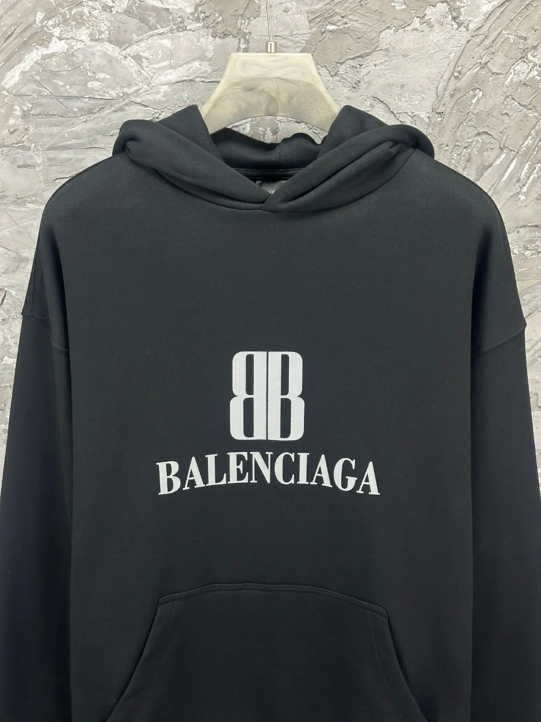 🅿️340 - BALENCI*GA Paris double B new logo style hooded long-sleeved sweatshirt. The front panel is printed with imported environmentally friendly glue printing. The letters are clear. The effect is three-dimensional. Exclusively woven and dyed 460g fabric. Threads are dyed in the same cylinder with zero color difference. Brick cabinet synchronization. Welcome to compare. Same style for men and women -Color: black -SIZE: Xs S M L Style number 8962#
