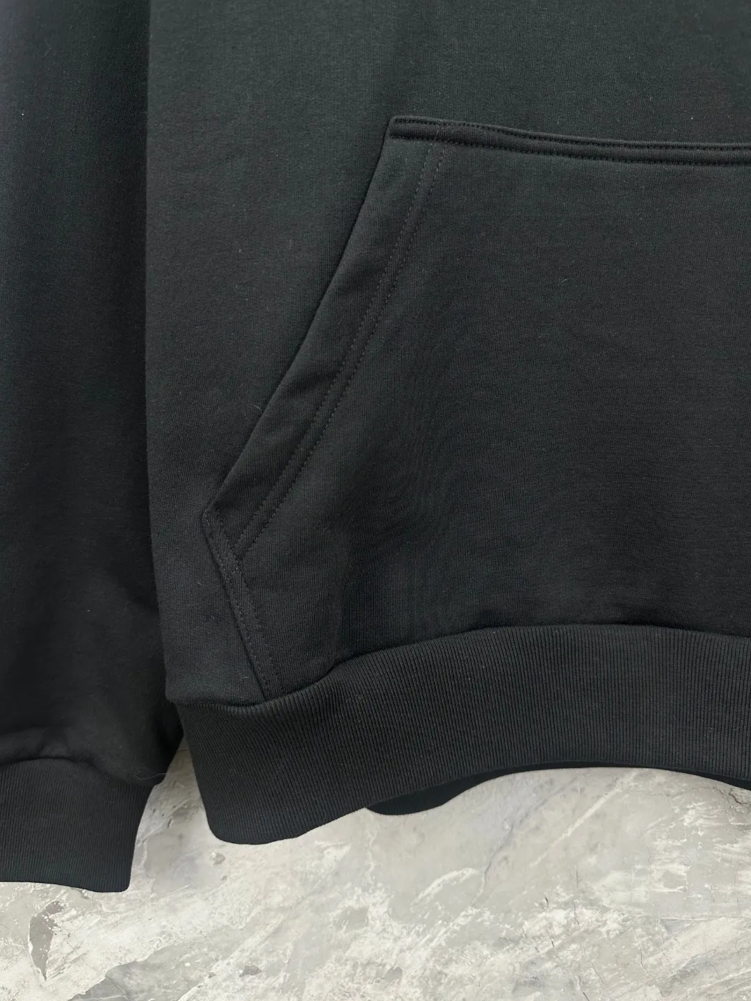🅿️340 - BALENCI*GA Paris double B new logo style hooded long-sleeved sweatshirt. The front panel is printed with imported environmentally friendly glue printing. The letters are clear. The effect is three-dimensional. Exclusively woven and dyed 460g fabric. Threads are dyed in the same cylinder with zero color difference. Brick cabinet synchronization. Welcome to compare. Same style for men and women -Color: black -SIZE: Xs S M L Style number 8962#