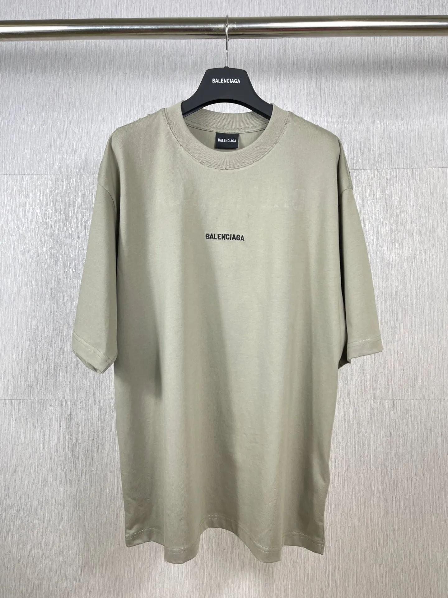 🅿️174 Real photos [Top version. Official website quality] BALENCI*GA/Paris #Classic style. Classic letter embroidery on the front and back. Ready-to-wear worn short-sleeved T-shirt #2023 spring and summer brick cabinet synchronization.                       The fabric is made of Paris ZP custom-woven and dyed cotton double yarn, weighing 260 grams. The cloth surface is clean. The cloth pattern is clear, soft and comfortable. The threads are dyed with no color difference. The classic letters are embroidered with imported embroidery machines, the letters are clear and the effect is three-dimensional. The garments are distressed and hand-worn. Restore the brick cabinet, adopt the OS loose shoulder version. Same style for men and women. Code: BL223006 Color: smoke gray, purple, light green, peacock blue, black, rice coffee, gray green Size: XS S M L