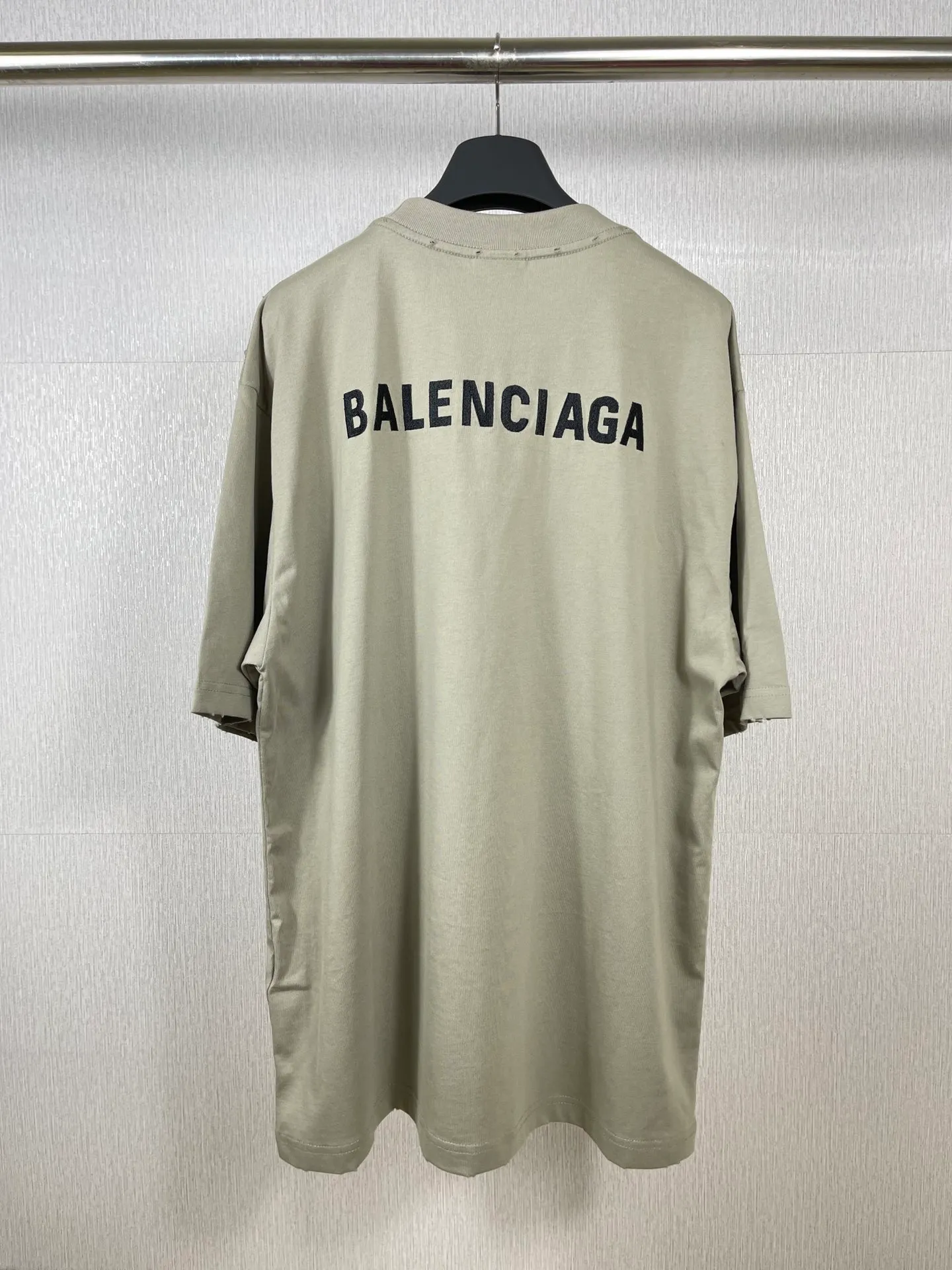 🅿️174 Real photos [Top version. Official website quality] BALENCI*GA/Paris #Classic style. Classic letter embroidery on the front and back. Ready-to-wear worn short-sleeved T-shirt #2023 spring and summer brick cabinet synchronization.                       The fabric is made of Paris ZP custom-woven and dyed cotton double yarn, weighing 260 grams. The cloth surface is clean. The cloth pattern is clear, soft and comfortable. The threads are dyed with no color difference. The classic letters are embroidered with imported embroidery machines, the letters are clear and the effect is three-dimensional. The garments are distressed and hand-worn. Restore the brick cabinet, adopt the OS loose shoulder version. Same style for men and women. Code: BL223006 Color: smoke gray, purple, light green, peacock blue, black, rice coffee, gray green Size: XS S M L