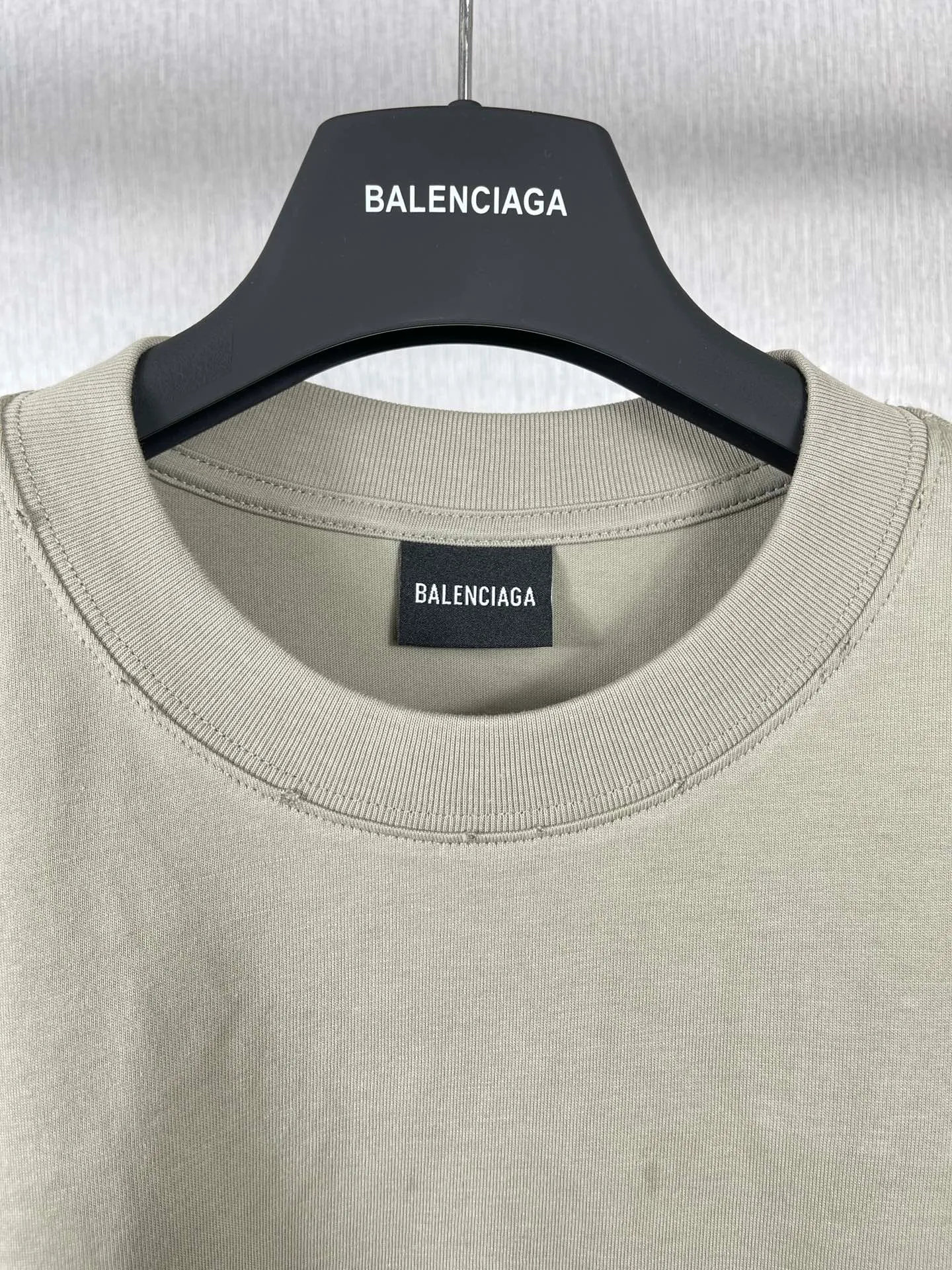 🅿️174 Real photos [Top version. Official website quality] BALENCI*GA/Paris #Classic style. Classic letter embroidery on the front and back. Ready-to-wear worn short-sleeved T-shirt #2023 spring and summer brick cabinet synchronization.                       The fabric is made of Paris ZP custom-woven and dyed cotton double yarn, weighing 260 grams. The cloth surface is clean. The cloth pattern is clear, soft and comfortable. The threads are dyed with no color difference. The classic letters are embroidered with imported embroidery machines, the letters are clear and the effect is three-dimensional. The garments are distressed and hand-worn. Restore the brick cabinet, adopt the OS loose shoulder version. Same style for men and women. Code: BL223006 Color: smoke gray, purple, light green, peacock blue, black, rice coffee, gray green Size: XS S M L