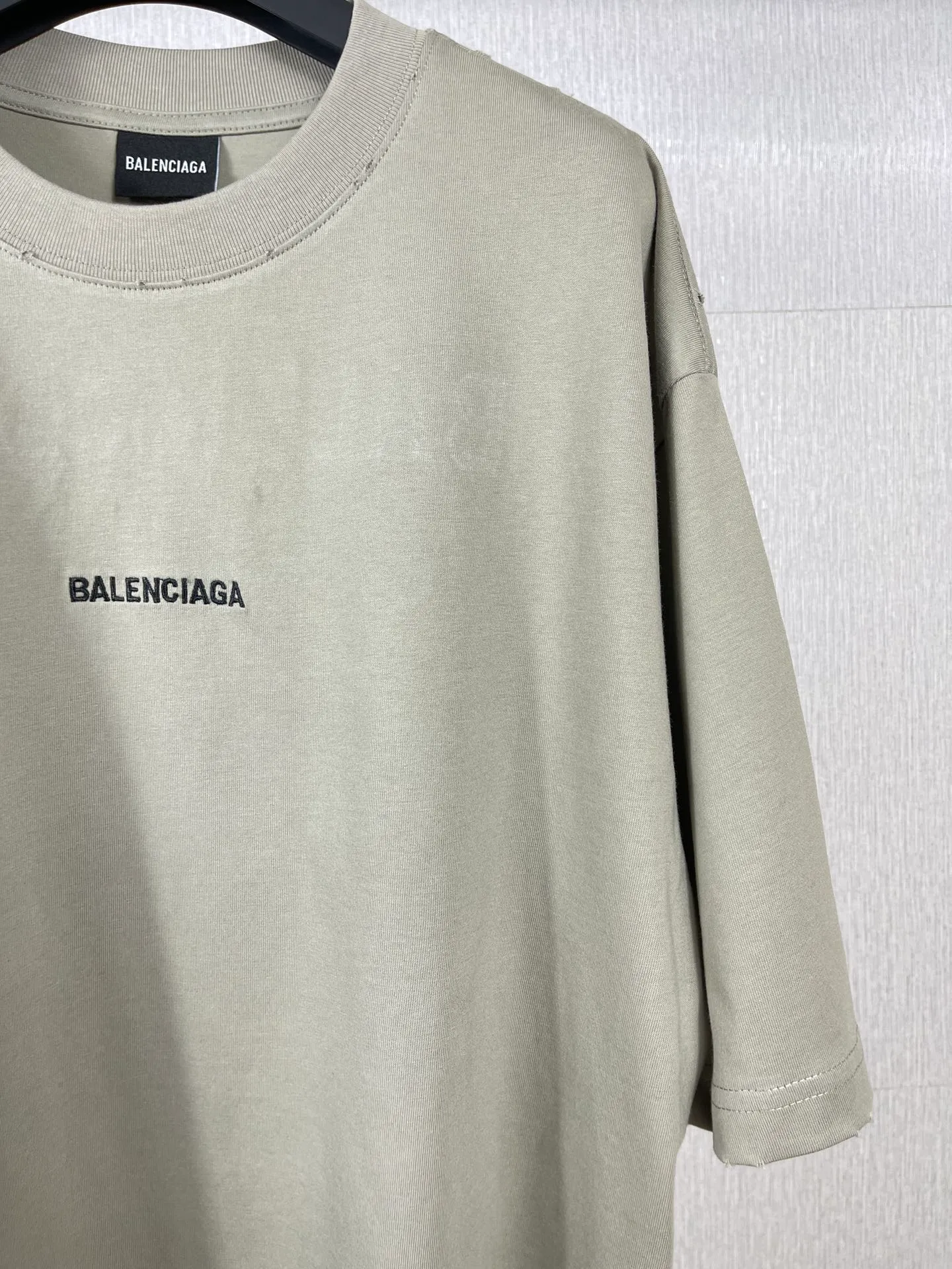 🅿️174 Real photos [Top version. Official website quality] BALENCI*GA/Paris #Classic style. Classic letter embroidery on the front and back. Ready-to-wear worn short-sleeved T-shirt #2023 spring and summer brick cabinet synchronization.                       The fabric is made of Paris ZP custom-woven and dyed cotton double yarn, weighing 260 grams. The cloth surface is clean. The cloth pattern is clear, soft and comfortable. The threads are dyed with no color difference. The classic letters are embroidered with imported embroidery machines, the letters are clear and the effect is three-dimensional. The garments are distressed and hand-worn. Restore the brick cabinet, adopt the OS loose shoulder version. Same style for men and women. Code: BL223006 Color: smoke gray, purple, light green, peacock blue, black, rice coffee, gray green Size: XS S M L