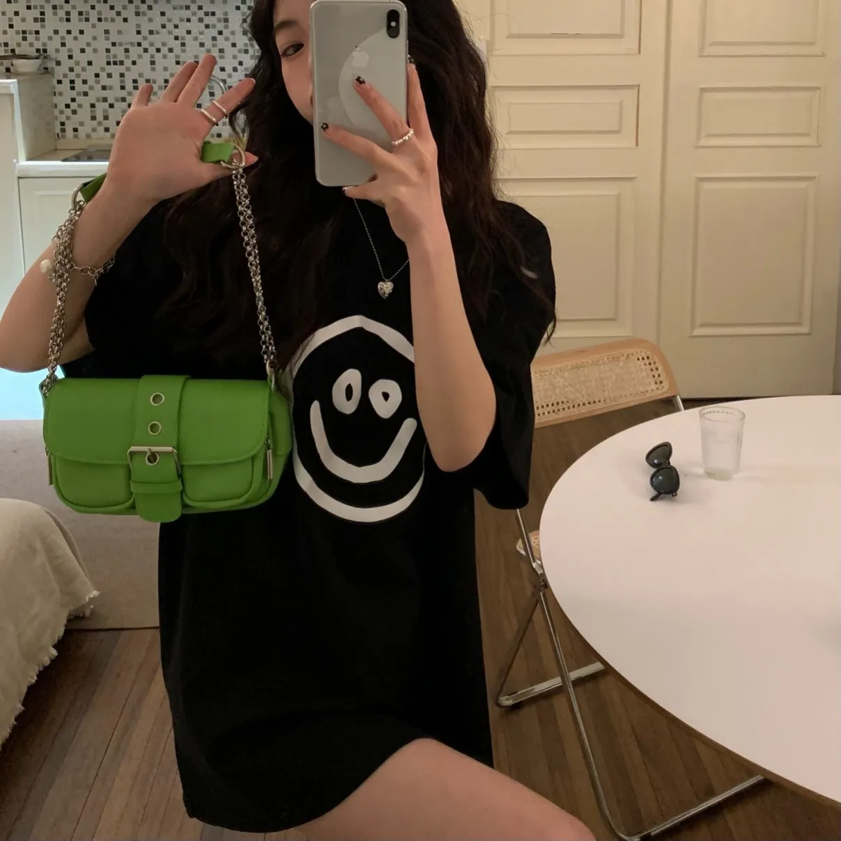 ♻️💯Refer to the model picture for the upper body❤️The top tested version BALENCIAGA fluorescent smiling face pure cotton loose-fitting trendy brand short sleeves for men and women couples. First of all, I would like to express my sincere blessings to all my partners through this single product. I hope that all your wishes will come true in 2022 and your smile will always be on your face.  This print has a fluorescent effect, and the print is exposed to light or. The fluorescent effect will appear under the circumstances, and it will be more obvious at night, especially in the bar. It will definitely look like a handsome boy or girl! The printing process uses luminous offset printing. The fluorescent powder imported from Japan is added to the glue, which blends well with the glue and generates heat. When heated into water, it will not bubble or fall off. Original craftsmanship, ZP synchronization. The back printing adopts Japanese Tajima embroidery machine, which has high embroidery precision, no skipping and breakage, and cherry blossom thread guarantee. A full set of customized accessories, tags, washing, and packaging are consistent with the original ones. Color: black and white Size: XS-L P:250