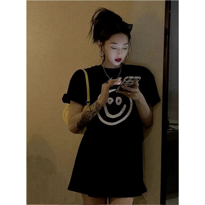 ♻️💯Refer to the model picture for the upper body❤️The top tested version BALENCIAGA fluorescent smiling face pure cotton loose-fitting trendy brand short sleeves for men and women couples. First of all, I would like to express my sincere blessings to all my partners through this single product. I hope that all your wishes will come true in 2022 and your smile will always be on your face.  This print has a fluorescent effect, and the print is exposed to light or. The fluorescent effect will appear under the circumstances, and it will be more obvious at night, especially in the bar. It will definitely look like a handsome boy or girl! The printing process uses luminous offset printing. The fluorescent powder imported from Japan is added to the glue, which blends well with the glue and generates heat. When heated into water, it will not bubble or fall off. Original craftsmanship, ZP synchronization. The back printing adopts Japanese Tajima embroidery machine, which has high embroidery precision, no skipping and breakage, and cherry blossom thread guarantee. A full set of customized accessories, tags, washing, and packaging are consistent with the original ones. Color: black and white Size: XS-L P:250