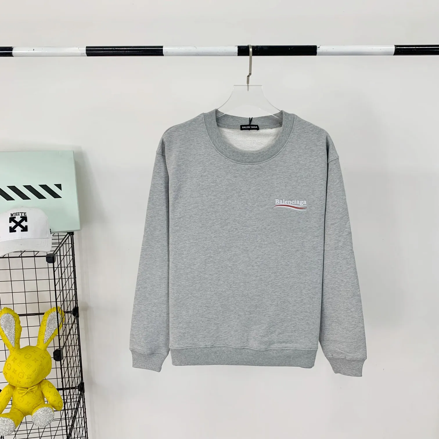 Spring and Autumn's top tested version of Balenciaga's BALENCIAGA Cola Mailang embroidered printed men's and women's couple stars' same autumn and winter pure cotton round-neck sweatshirts. Available in three colors, ensuring the same fabric as the original version, no color difference! Customized dyeing in a package! INS, Xiaohongshu’s popular style, classics that never fade away! The king of orders in Spain, the fried chicken is highly recommended! 480% pure cotton terry fabric, comfortable and warm! Full of drape! The printing uses Tajima embroidery machine imported from Japan, which is known as the fighter among embroidery machines. The embroidery is meticulous, with no threads or skipped threads, the printing and embroidery are full and fine, and the letter spacing is consistent with ZP! Wearing it gives you full confidence and peace of mind! The labels and washes are all correct! On behalf of G at the same level! Consistent packaging at the counter! Size: XS-L Color: Gray P:370