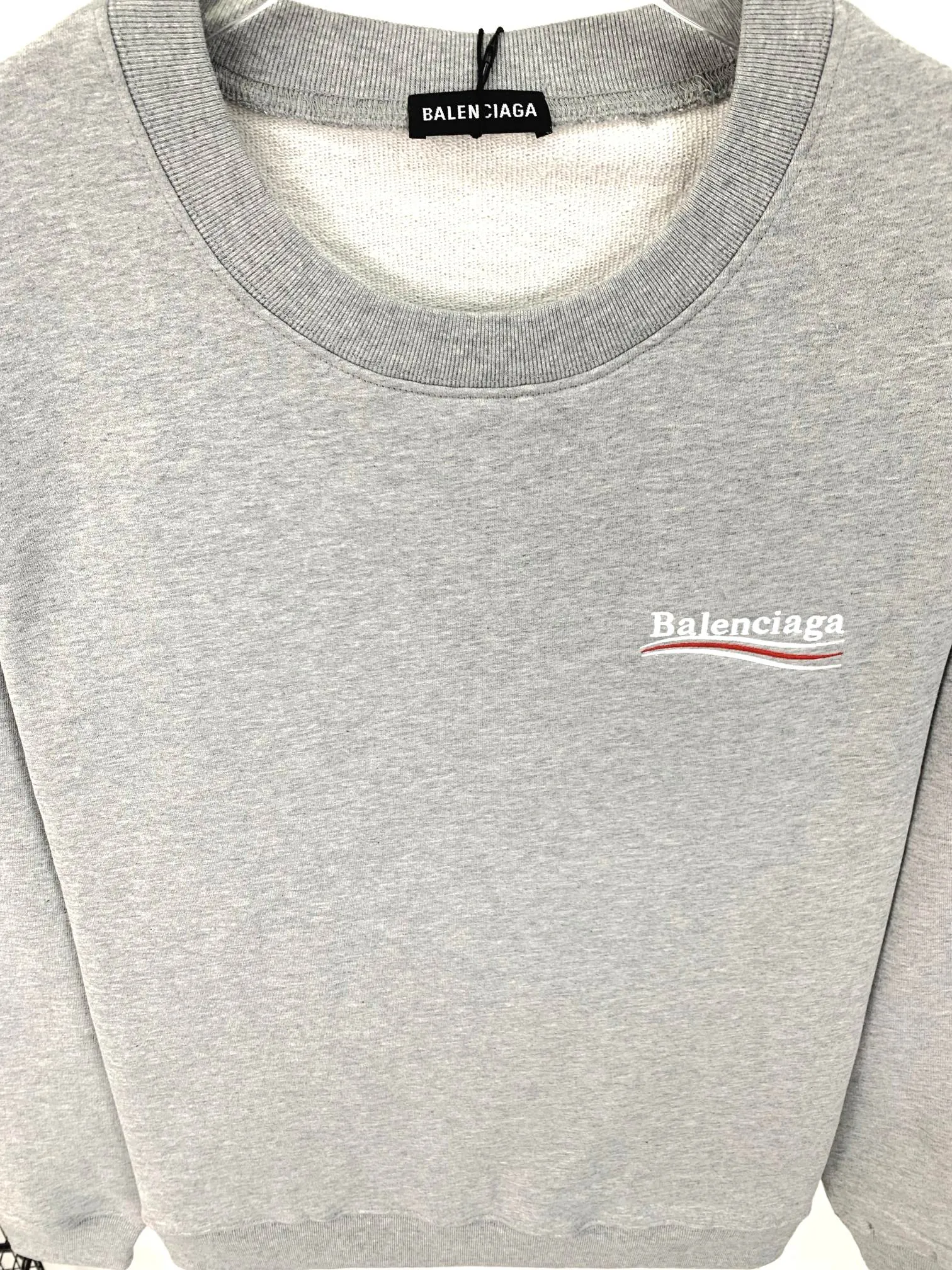 Spring and Autumn's top tested version of Balenciaga's BALENCIAGA Cola Mailang embroidered printed men's and women's couple stars' same autumn and winter pure cotton round-neck sweatshirts. Available in three colors, ensuring the same fabric as the original version, no color difference! Customized dyeing in a package! INS, Xiaohongshu’s popular style, classics that never fade away! The king of orders in Spain, the fried chicken is highly recommended! 480% pure cotton terry fabric, comfortable and warm! Full of drape! The printing uses Tajima embroidery machine imported from Japan, which is known as the fighter among embroidery machines. The embroidery is meticulous, with no threads or skipped threads, the printing and embroidery are full and fine, and the letter spacing is consistent with ZP! Wearing it gives you full confidence and peace of mind! The labels and washes are all correct! On behalf of G at the same level! Consistent packaging at the counter! Size: XS-L Color: Gray P:370