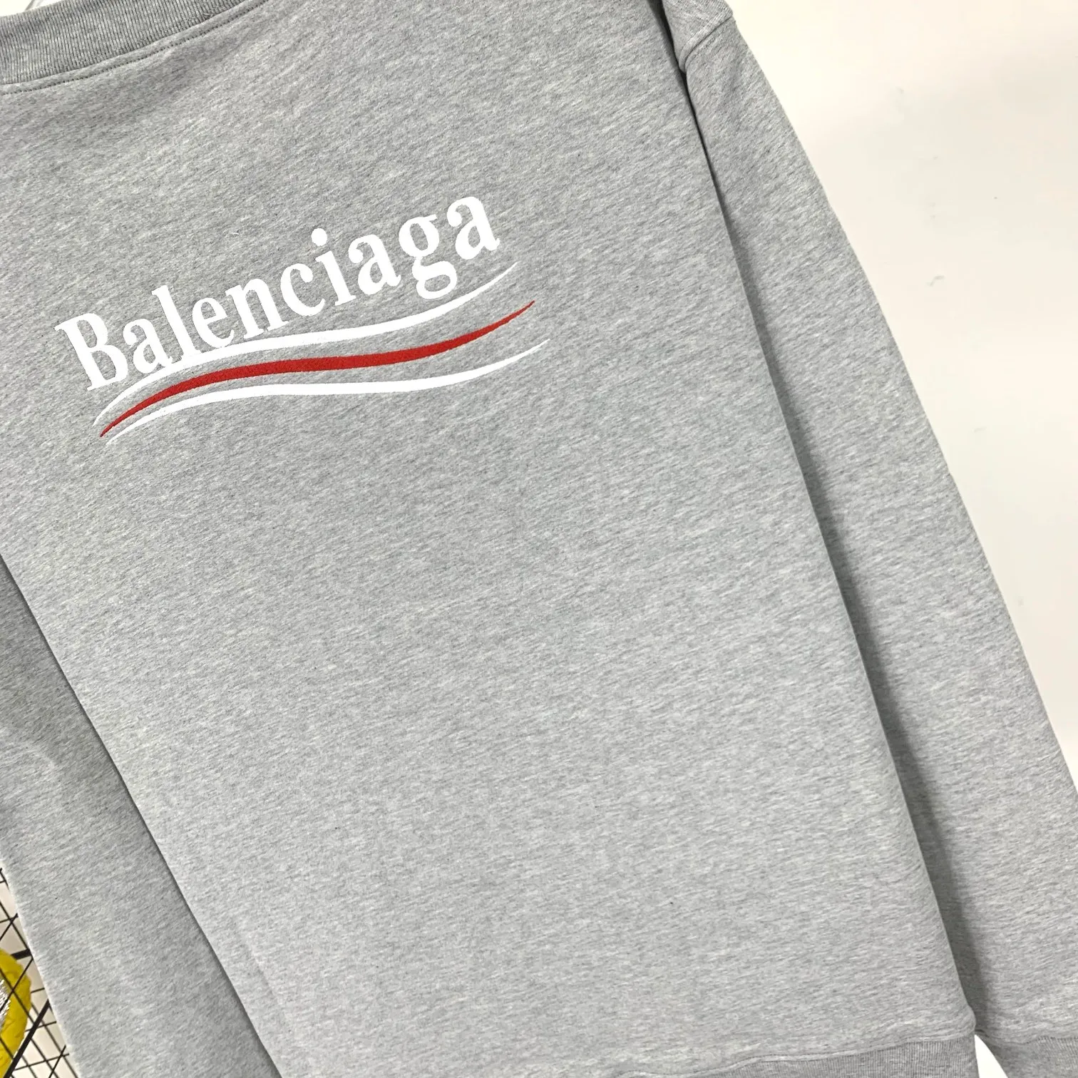 Spring and Autumn's top tested version of Balenciaga's BALENCIAGA Cola Mailang embroidered printed men's and women's couple stars' same autumn and winter pure cotton round-neck sweatshirts. Available in three colors, ensuring the same fabric as the original version, no color difference! Customized dyeing in a package! INS, Xiaohongshu’s popular style, classics that never fade away! The king of orders in Spain, the fried chicken is highly recommended! 480% pure cotton terry fabric, comfortable and warm! Full of drape! The printing uses Tajima embroidery machine imported from Japan, which is known as the fighter among embroidery machines. The embroidery is meticulous, with no threads or skipped threads, the printing and embroidery are full and fine, and the letter spacing is consistent with ZP! Wearing it gives you full confidence and peace of mind! The labels and washes are all correct! On behalf of G at the same level! Consistent packaging at the counter! Size: XS-L Color: Gray P:370
