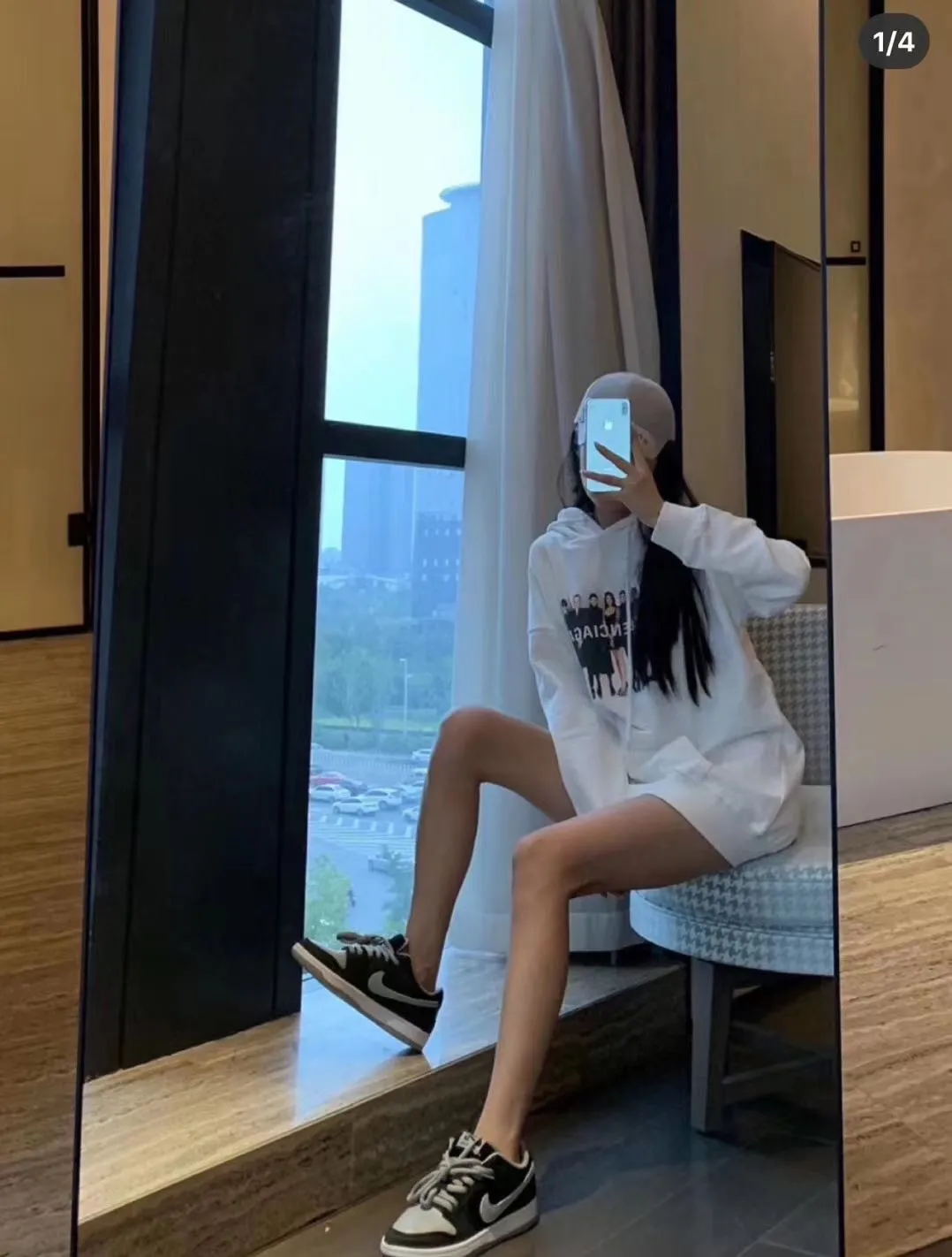 ♻️💯Reference model picture for the upper body❤️Examined version BALENCIAGA Balenciaga portrait band B family hooded sweatshirt 1:1 restored replica version Popular ins Xiaohongshu hot item Popular recommendation by Internet celebrity bloggers The fabric is made of 480 grams of large terry cotton fabric, and has been pre-shrunk to a weight of about 520 grams. The original version is purchased and patterned, and the positioning and cutting process is used! Pure version! The imported Israeli Kornit digital direct-injection printing technology makes the reflection of characters three-dimensional and real. This is also the first place to look for identification. I make every piece of clothing with conscience and strive for excellence in every aspect. Just to sell a piece of clothing and retain a customer. Although our products are a little more expensive than others, the expensive money is kept in the clothes and is definitely not imported into my pocket.  Customized washable labels, bag labels, and collar labels. Can reach professional level.  Restore the 1:1 replica craftsmanship! B's new early autumn series, a very high-end series of single items for men and women!  Size: XS-L Color: White P:450