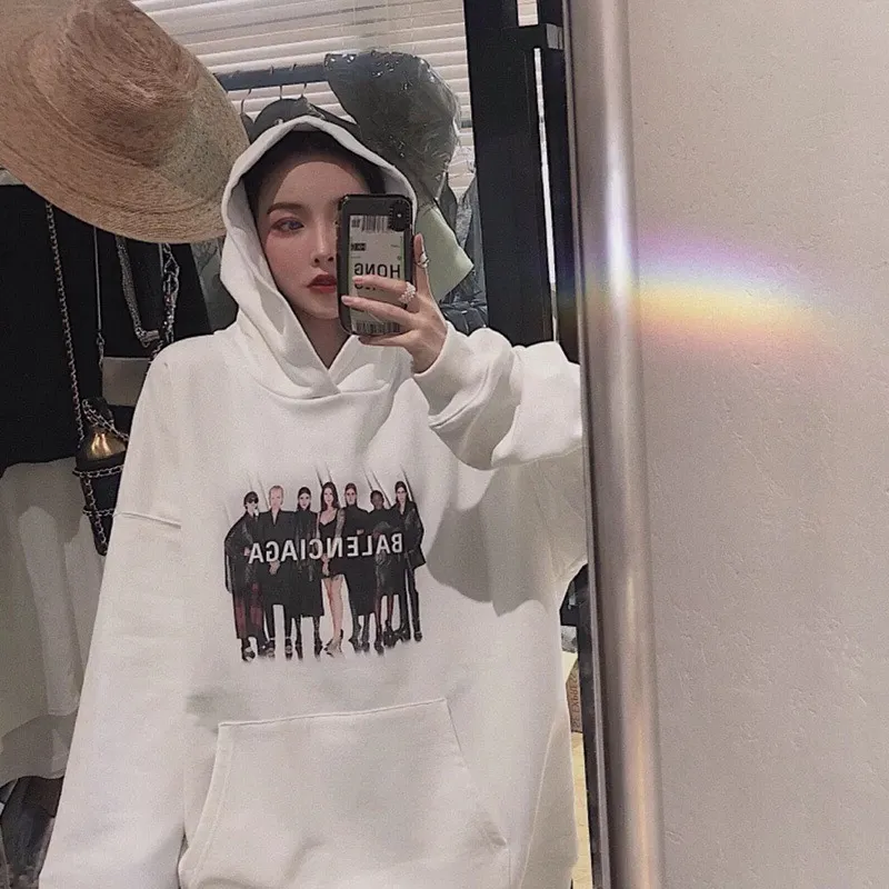 ♻️💯Reference model picture for the upper body❤️Examined version BALENCIAGA Balenciaga portrait band B family hooded sweatshirt 1:1 restored replica version Popular ins Xiaohongshu hot item Popular recommendation by Internet celebrity bloggers The fabric is made of 480 grams of large terry cotton fabric, and has been pre-shrunk to a weight of about 520 grams. The original version is purchased and patterned, and the positioning and cutting process is used! Pure version! The imported Israeli Kornit digital direct-injection printing technology makes the reflection of characters three-dimensional and real. This is also the first place to look for identification. I make every piece of clothing with conscience and strive for excellence in every aspect. Just to sell a piece of clothing and retain a customer. Although our products are a little more expensive than others, the expensive money is kept in the clothes and is definitely not imported into my pocket.  Customized washable labels, bag labels, and collar labels. Can reach professional level.  Restore the 1:1 replica craftsmanship! B's new early autumn series, a very high-end series of single items for men and women!  Size: XS-L Color: White P:450