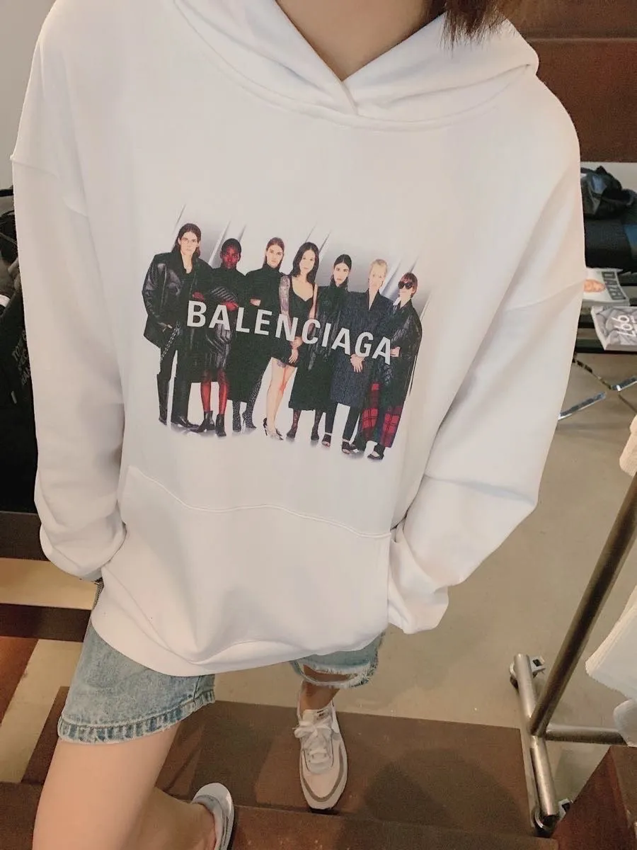 ♻️💯Reference model picture for the upper body❤️Examined version BALENCIAGA Balenciaga portrait band B family hooded sweatshirt 1:1 restored replica version Popular ins Xiaohongshu hot item Popular recommendation by Internet celebrity bloggers The fabric is made of 480 grams of large terry cotton fabric, and has been pre-shrunk to a weight of about 520 grams. The original version is purchased and patterned, and the positioning and cutting process is used! Pure version! The imported Israeli Kornit digital direct-injection printing technology makes the reflection of characters three-dimensional and real. This is also the first place to look for identification. I make every piece of clothing with conscience and strive for excellence in every aspect. Just to sell a piece of clothing and retain a customer. Although our products are a little more expensive than others, the expensive money is kept in the clothes and is definitely not imported into my pocket.  Customized washable labels, bag labels, and collar labels. Can reach professional level.  Restore the 1:1 replica craftsmanship! B's new early autumn series, a very high-end series of single items for men and women!  Size: XS-L Color: White P:450