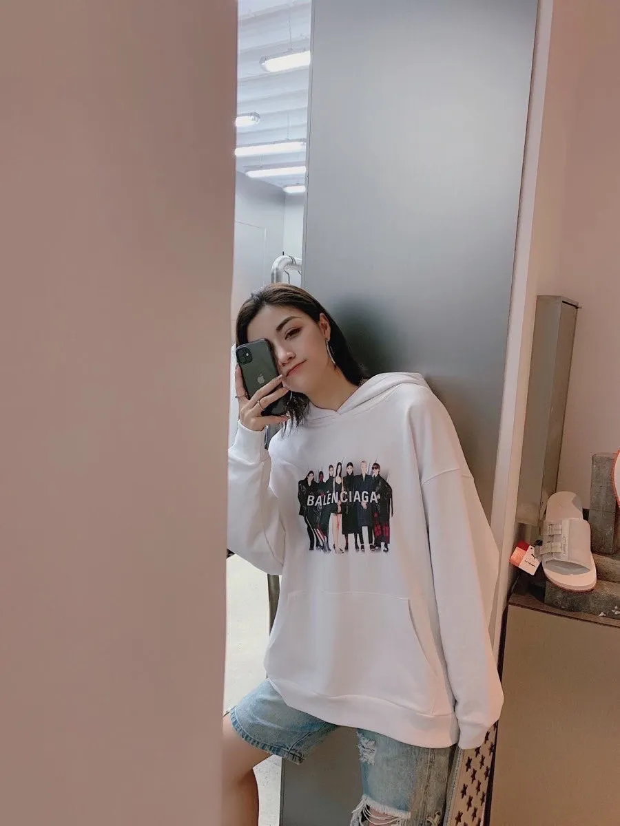 ♻️💯Reference model picture for the upper body❤️Examined version BALENCIAGA Balenciaga portrait band B family hooded sweatshirt 1:1 restored replica version Popular ins Xiaohongshu hot item Popular recommendation by Internet celebrity bloggers The fabric is made of 480 grams of large terry cotton fabric, and has been pre-shrunk to a weight of about 520 grams. The original version is purchased and patterned, and the positioning and cutting process is used! Pure version! The imported Israeli Kornit digital direct-injection printing technology makes the reflection of characters three-dimensional and real. This is also the first place to look for identification. I make every piece of clothing with conscience and strive for excellence in every aspect. Just to sell a piece of clothing and retain a customer. Although our products are a little more expensive than others, the expensive money is kept in the clothes and is definitely not imported into my pocket.  Customized washable labels, bag labels, and collar labels. Can reach professional level.  Restore the 1:1 replica craftsmanship! B's new early autumn series, a very high-end series of single items for men and women!  Size: XS-L Color: White P:450
