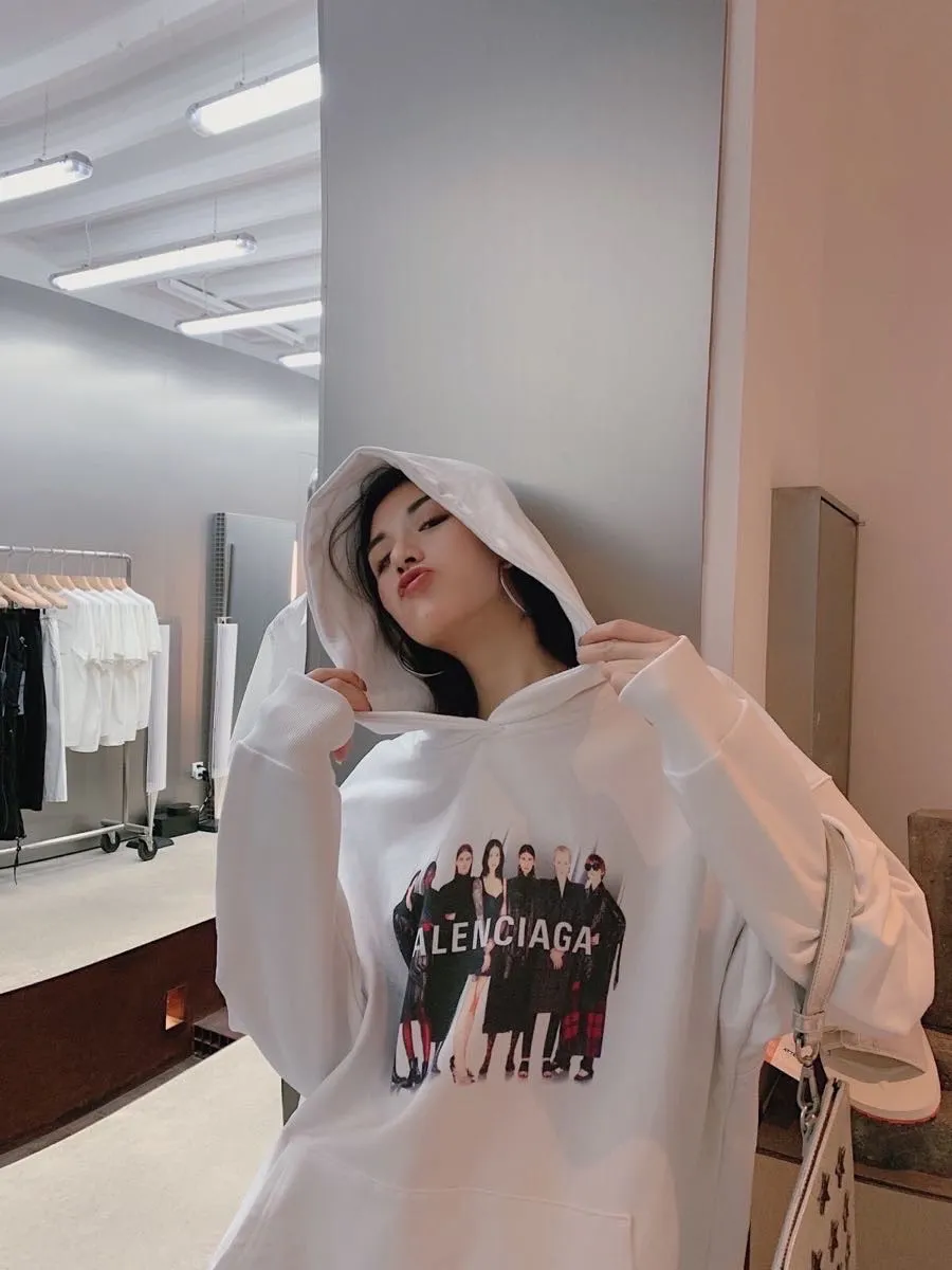 ♻️💯Reference model picture for the upper body❤️Examined version BALENCIAGA Balenciaga portrait band B family hooded sweatshirt 1:1 restored replica version Popular ins Xiaohongshu hot item Popular recommendation by Internet celebrity bloggers The fabric is made of 480 grams of large terry cotton fabric, and has been pre-shrunk to a weight of about 520 grams. The original version is purchased and patterned, and the positioning and cutting process is used! Pure version! The imported Israeli Kornit digital direct-injection printing technology makes the reflection of characters three-dimensional and real. This is also the first place to look for identification. I make every piece of clothing with conscience and strive for excellence in every aspect. Just to sell a piece of clothing and retain a customer. Although our products are a little more expensive than others, the expensive money is kept in the clothes and is definitely not imported into my pocket.  Customized washable labels, bag labels, and collar labels. Can reach professional level.  Restore the 1:1 replica craftsmanship! B's new early autumn series, a very high-end series of single items for men and women!  Size: XS-L Color: White P:450