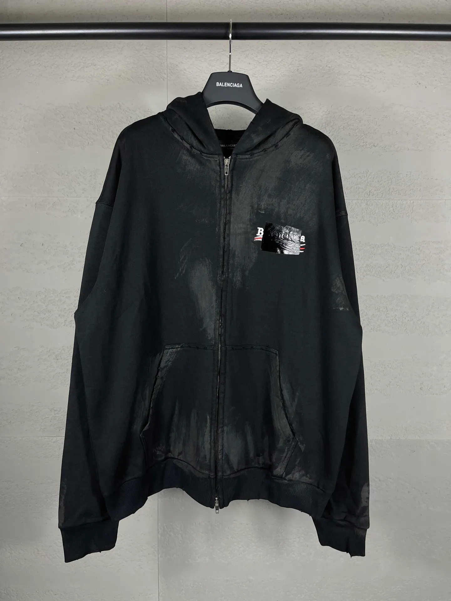 🅿️390 Actual photos [Top version. Official website quality] BALENCI*GA/Paris #Classic model. Coke embroidered hand-painted graffiti black tape cardigan hooded sweatshirt. The fabric is made of Paris ZP custom-woven and dyed cotton large sweatshirt. The weight is 450 grams. The cloth surface is clean. The cloth pattern is clear, soft and comfortable. The color fastness is good. It is not easy to change color. The threads are dyed with no color difference. The classic pattern embroidery uses an imported embroidery machine, and the embroidery thread color is the original color. The finished product is washed and worn, and hand-painted graffiti. Produced by looking at pictures at Jubie Market. The letters are clear. The three-dimensional effect is strong. The embroidered flowers are finished and the finished product is glued. The version adopts OS loose shoulder design. Same style for men and women. Code: BL238072 Color: black. Smoke gray. Size: XS S M L