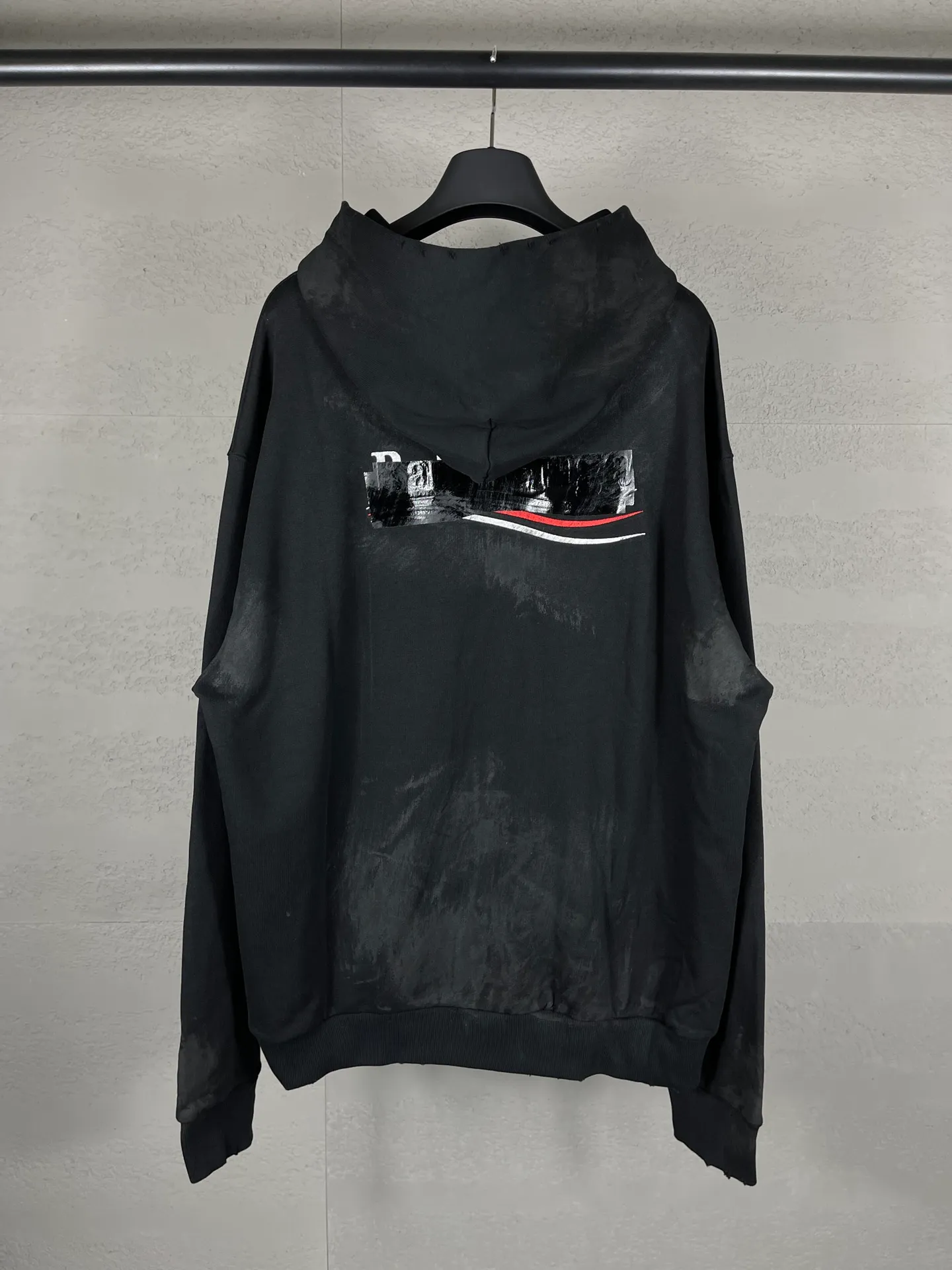 🅿️390 Actual photos [Top version. Official website quality] BALENCI*GA/Paris #Classic model. Coke embroidered hand-painted graffiti black tape cardigan hooded sweatshirt. The fabric is made of Paris ZP custom-woven and dyed cotton large sweatshirt. The weight is 450 grams. The cloth surface is clean. The cloth pattern is clear, soft and comfortable. The color fastness is good. It is not easy to change color. The threads are dyed with no color difference. The classic pattern embroidery uses an imported embroidery machine, and the embroidery thread color is the original color. The finished product is washed and worn, and hand-painted graffiti. Produced by looking at pictures at Jubie Market. The letters are clear. The three-dimensional effect is strong. The embroidered flowers are finished and the finished product is glued. The version adopts OS loose shoulder design. Same style for men and women. Code: BL238072 Color: black. Smoke gray. Size: XS S M L