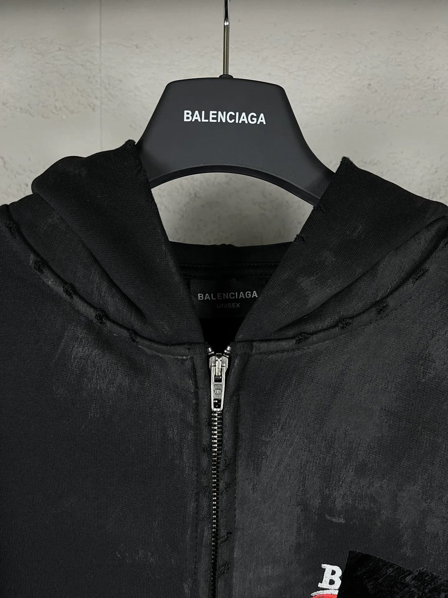 🅿️390 Actual photos [Top version. Official website quality] BALENCI*GA/Paris #Classic model. Coke embroidered hand-painted graffiti black tape cardigan hooded sweatshirt. The fabric is made of Paris ZP custom-woven and dyed cotton large sweatshirt. The weight is 450 grams. The cloth surface is clean. The cloth pattern is clear, soft and comfortable. The color fastness is good. It is not easy to change color. The threads are dyed with no color difference. The classic pattern embroidery uses an imported embroidery machine, and the embroidery thread color is the original color. The finished product is washed and worn, and hand-painted graffiti. Produced by looking at pictures at Jubie Market. The letters are clear. The three-dimensional effect is strong. The embroidered flowers are finished and the finished product is glued. The version adopts OS loose shoulder design. Same style for men and women. Code: BL238072 Color: black. Smoke gray. Size: XS S M L