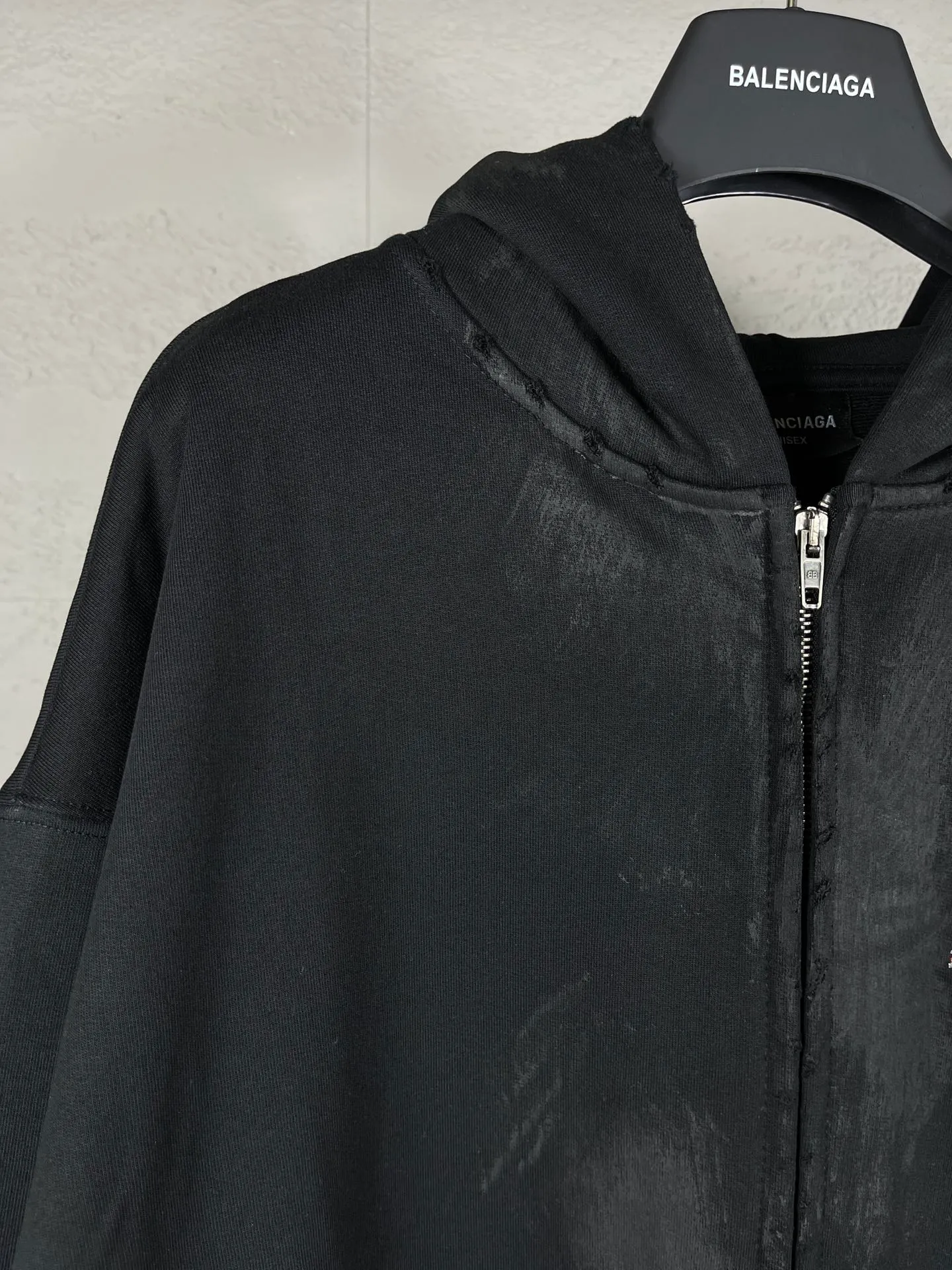 🅿️390 Actual photos [Top version. Official website quality] BALENCI*GA/Paris #Classic model. Coke embroidered hand-painted graffiti black tape cardigan hooded sweatshirt. The fabric is made of Paris ZP custom-woven and dyed cotton large sweatshirt. The weight is 450 grams. The cloth surface is clean. The cloth pattern is clear, soft and comfortable. The color fastness is good. It is not easy to change color. The threads are dyed with no color difference. The classic pattern embroidery uses an imported embroidery machine, and the embroidery thread color is the original color. The finished product is washed and worn, and hand-painted graffiti. Produced by looking at pictures at Jubie Market. The letters are clear. The three-dimensional effect is strong. The embroidered flowers are finished and the finished product is glued. The version adopts OS loose shoulder design. Same style for men and women. Code: BL238072 Color: black. Smoke gray. Size: XS S M L