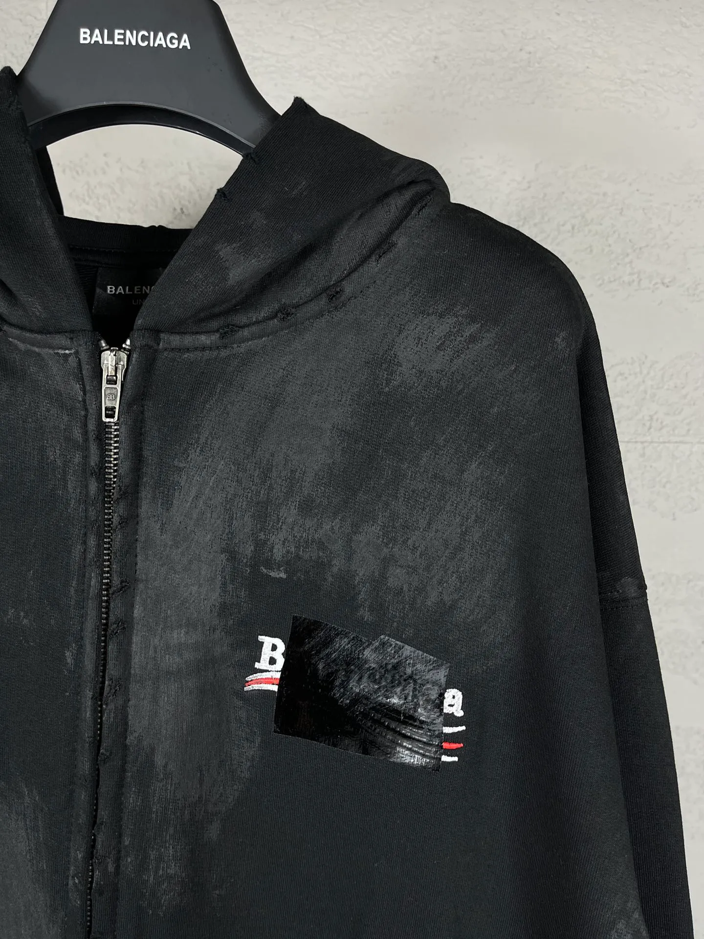 🅿️390 Actual photos [Top version. Official website quality] BALENCI*GA/Paris #Classic model. Coke embroidered hand-painted graffiti black tape cardigan hooded sweatshirt. The fabric is made of Paris ZP custom-woven and dyed cotton large sweatshirt. The weight is 450 grams. The cloth surface is clean. The cloth pattern is clear, soft and comfortable. The color fastness is good. It is not easy to change color. The threads are dyed with no color difference. The classic pattern embroidery uses an imported embroidery machine, and the embroidery thread color is the original color. The finished product is washed and worn, and hand-painted graffiti. Produced by looking at pictures at Jubie Market. The letters are clear. The three-dimensional effect is strong. The embroidered flowers are finished and the finished product is glued. The version adopts OS loose shoulder design. Same style for men and women. Code: BL238072 Color: black. Smoke gray. Size: XS S M L