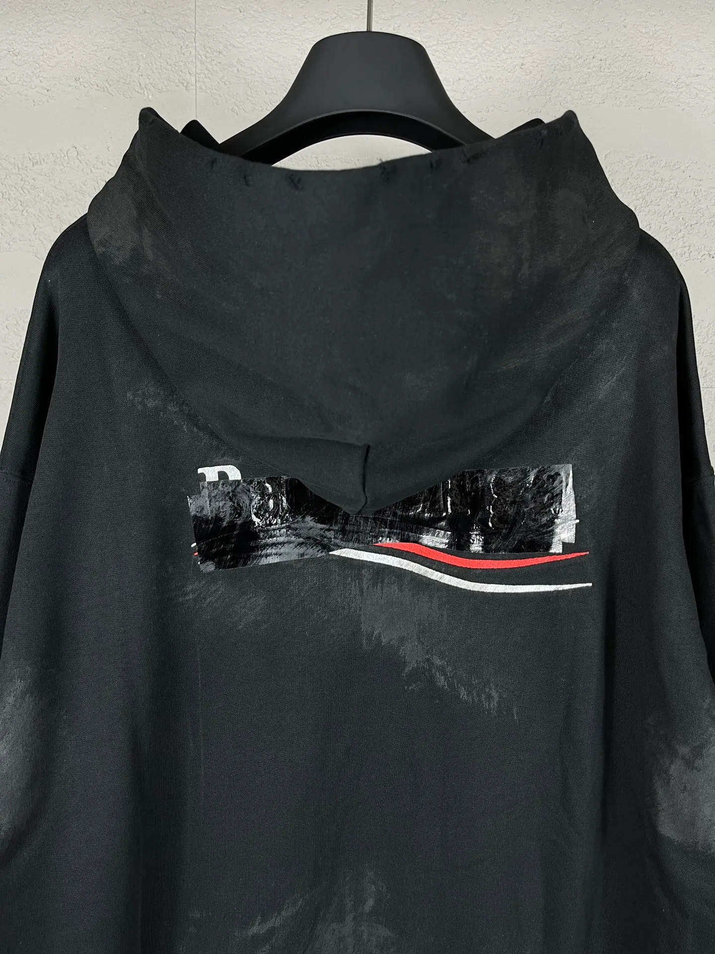 🅿️390 Actual photos [Top version. Official website quality] BALENCI*GA/Paris #Classic model. Coke embroidered hand-painted graffiti black tape cardigan hooded sweatshirt. The fabric is made of Paris ZP custom-woven and dyed cotton large sweatshirt. The weight is 450 grams. The cloth surface is clean. The cloth pattern is clear, soft and comfortable. The color fastness is good. It is not easy to change color. The threads are dyed with no color difference. The classic pattern embroidery uses an imported embroidery machine, and the embroidery thread color is the original color. The finished product is washed and worn, and hand-painted graffiti. Produced by looking at pictures at Jubie Market. The letters are clear. The three-dimensional effect is strong. The embroidered flowers are finished and the finished product is glued. The version adopts OS loose shoulder design. Same style for men and women. Code: BL238072 Color: black. Smoke gray. Size: XS S M L
