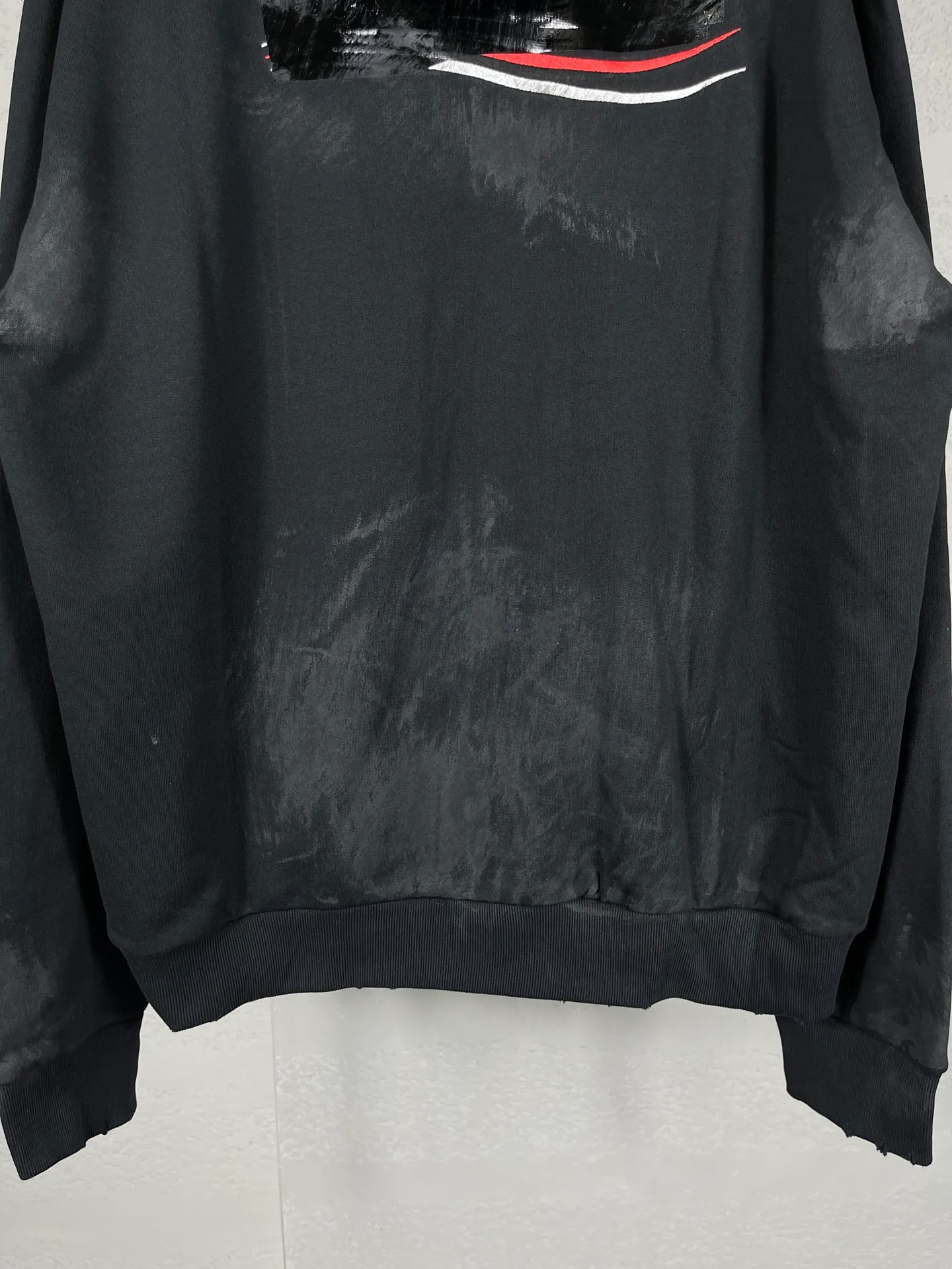 🅿️390 Actual photos [Top version. Official website quality] BALENCI*GA/Paris #Classic model. Coke embroidered hand-painted graffiti black tape cardigan hooded sweatshirt. The fabric is made of Paris ZP custom-woven and dyed cotton large sweatshirt. The weight is 450 grams. The cloth surface is clean. The cloth pattern is clear, soft and comfortable. The color fastness is good. It is not easy to change color. The threads are dyed with no color difference. The classic pattern embroidery uses an imported embroidery machine, and the embroidery thread color is the original color. The finished product is washed and worn, and hand-painted graffiti. Produced by looking at pictures at Jubie Market. The letters are clear. The three-dimensional effect is strong. The embroidered flowers are finished and the finished product is glued. The version adopts OS loose shoulder design. Same style for men and women. Code: BL238072 Color: black. Smoke gray. Size: XS S M L