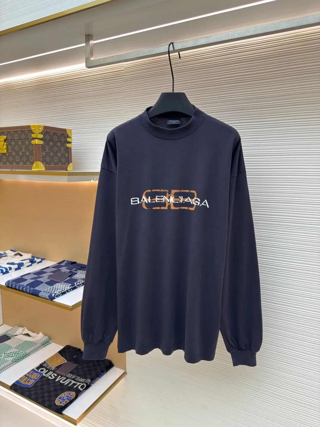 Balenciaga distressed letter printed long sleeves ●Authentic product: purchased and developed by 7089 ●Item number: 1680350-A50 ●Fabric: jersey fabric ●Technology: distressed production ●Version: loose fit ●Weight: about 325 grams ●Size: XS-S-M-L ●Description: Balenciaga 25ss distressed letter printed long-sleeved whole dress purchased from ZP and dismantled and made for 6300. Customized black jersey fabric, made of 100% cotton imported yarn. The front panel is decorated with BB icon stencil artwork prints. The collar, cuffs and hem of the same color are customized. Double-layer locking and ultra-high-density wiring, truly 1:1 copy with eyes closed. The overall wiring is straight and delicate, the fabric is comfortable and soft, and the color is consistent without color difference. It can be matched with the same style to create a fashionable look and control various occasions. Customized accessories, complete with three standards, same style for men and women!