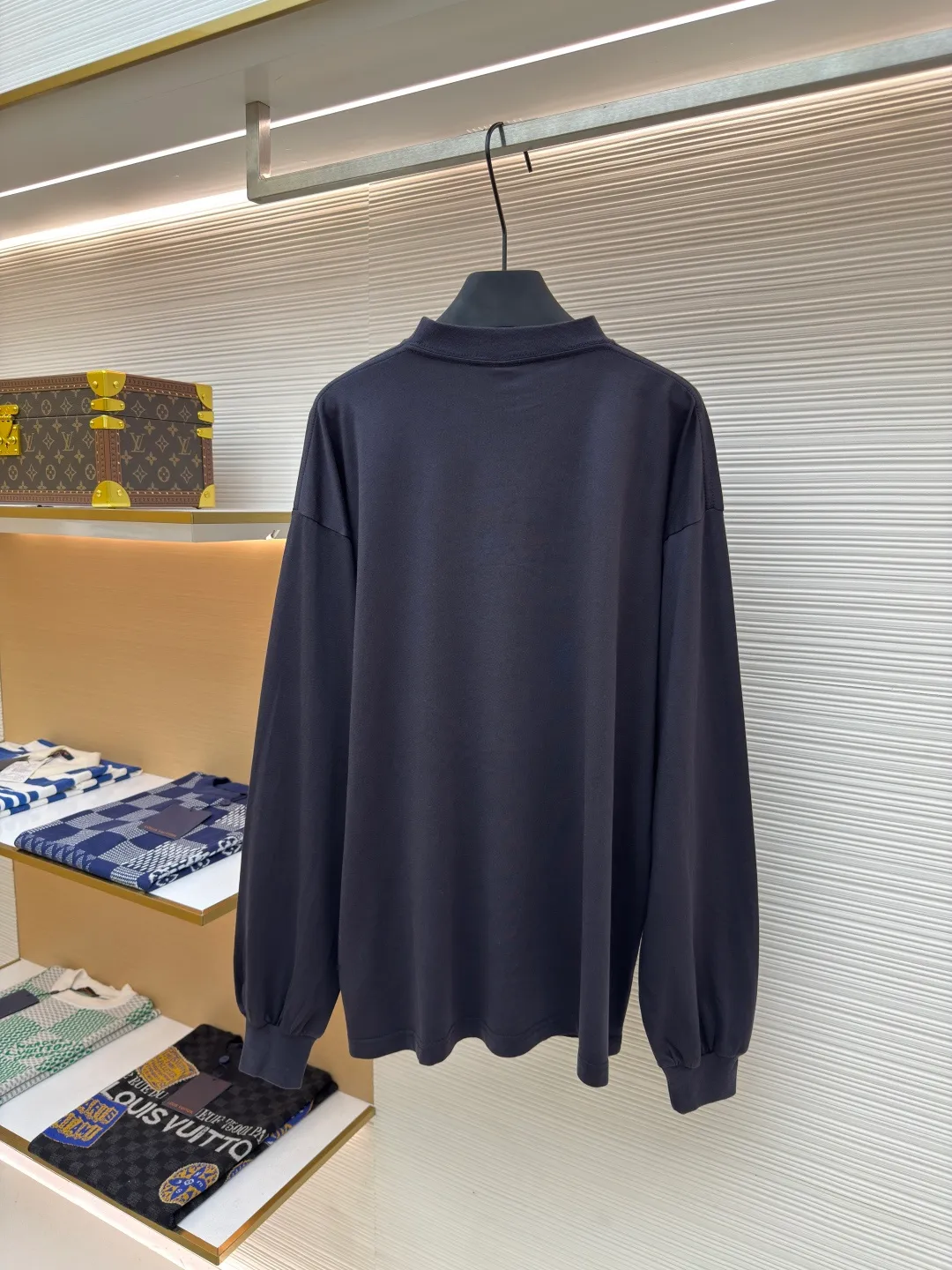 Balenciaga distressed letter printed long sleeves ●Authentic product: purchased and developed by 7089 ●Item number: 1680350-A50 ●Fabric: jersey fabric ●Technology: distressed production ●Version: loose fit ●Weight: about 325 grams ●Size: XS-S-M-L ●Description: Balenciaga 25ss distressed letter printed long-sleeved whole dress purchased from ZP and dismantled and made for 6300. Customized black jersey fabric, made of 100% cotton imported yarn. The front panel is decorated with BB icon stencil artwork prints. The collar, cuffs and hem of the same color are customized. Double-layer locking and ultra-high-density wiring, truly 1:1 copy with eyes closed. The overall wiring is straight and delicate, the fabric is comfortable and soft, and the color is consistent without color difference. It can be matched with the same style to create a fashionable look and control various occasions. Customized accessories, complete with three standards, same style for men and women!