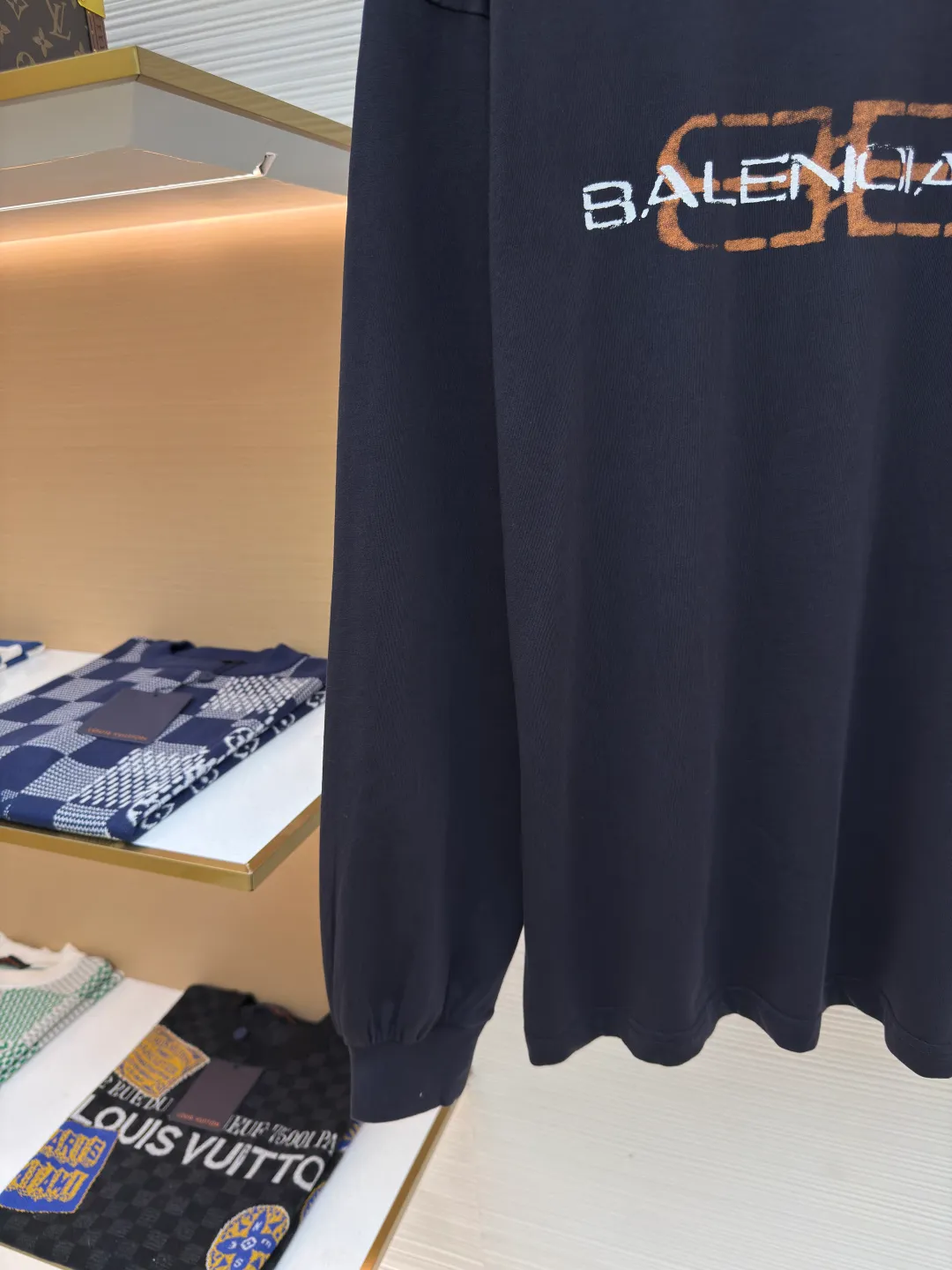 Balenciaga distressed letter printed long sleeves ●Authentic product: purchased and developed by 7089 ●Item number: 1680350-A50 ●Fabric: jersey fabric ●Technology: distressed production ●Version: loose fit ●Weight: about 325 grams ●Size: XS-S-M-L ●Description: Balenciaga 25ss distressed letter printed long-sleeved whole dress purchased from ZP and dismantled and made for 6300. Customized black jersey fabric, made of 100% cotton imported yarn. The front panel is decorated with BB icon stencil artwork prints. The collar, cuffs and hem of the same color are customized. Double-layer locking and ultra-high-density wiring, truly 1:1 copy with eyes closed. The overall wiring is straight and delicate, the fabric is comfortable and soft, and the color is consistent without color difference. It can be matched with the same style to create a fashionable look and control various occasions. Customized accessories, complete with three standards, same style for men and women!