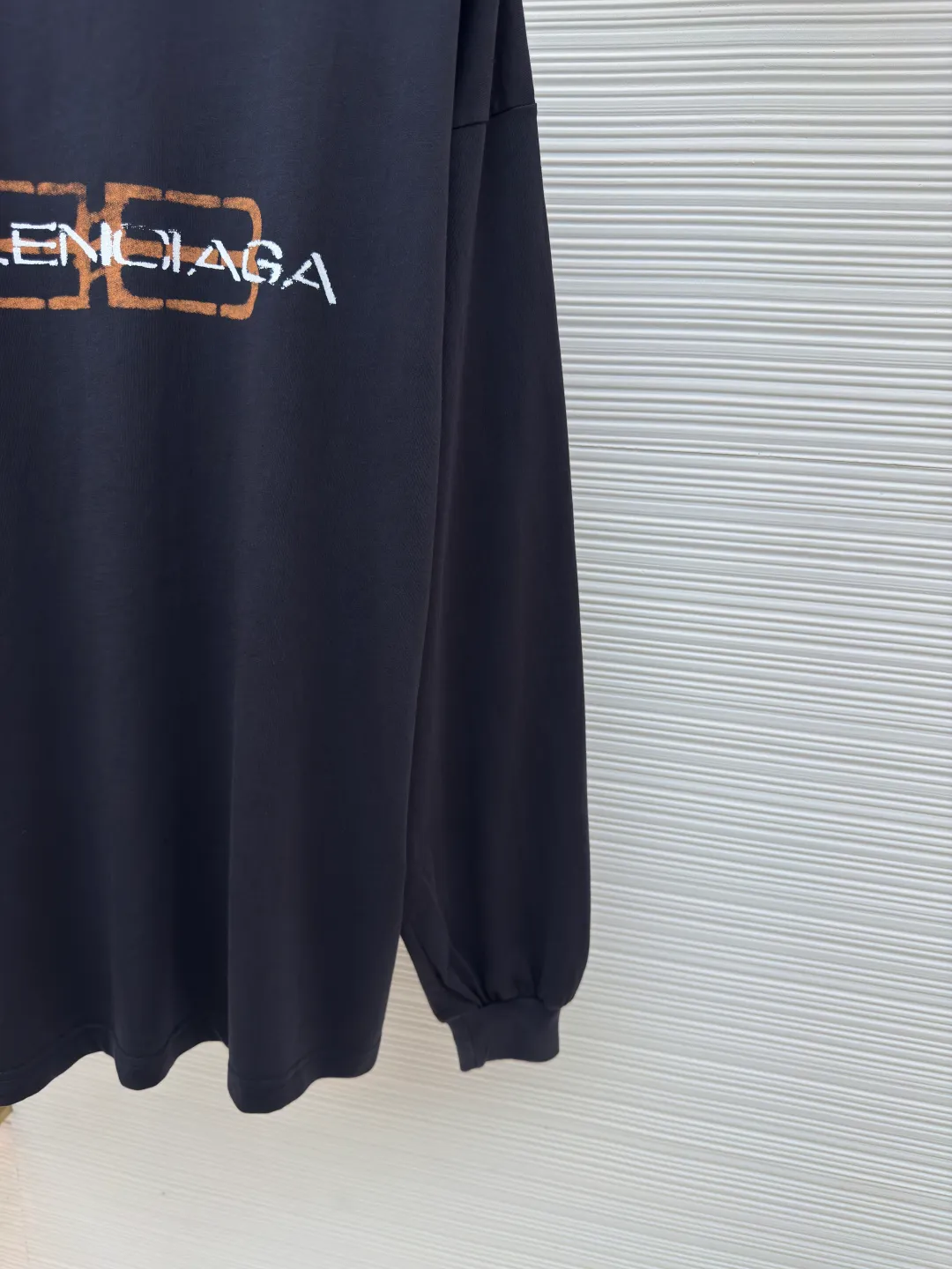 Balenciaga distressed letter printed long sleeves ●Authentic product: purchased and developed by 7089 ●Item number: 1680350-A50 ●Fabric: jersey fabric ●Technology: distressed production ●Version: loose fit ●Weight: about 325 grams ●Size: XS-S-M-L ●Description: Balenciaga 25ss distressed letter printed long-sleeved whole dress purchased from ZP and dismantled and made for 6300. Customized black jersey fabric, made of 100% cotton imported yarn. The front panel is decorated with BB icon stencil artwork prints. The collar, cuffs and hem of the same color are customized. Double-layer locking and ultra-high-density wiring, truly 1:1 copy with eyes closed. The overall wiring is straight and delicate, the fabric is comfortable and soft, and the color is consistent without color difference. It can be matched with the same style to create a fashionable look and control various occasions. Customized accessories, complete with three standards, same style for men and women!