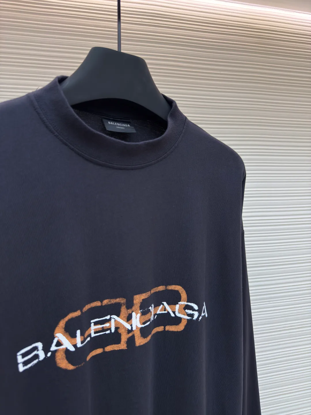Balenciaga distressed letter printed long sleeves ●Authentic product: purchased and developed by 7089 ●Item number: 1680350-A50 ●Fabric: jersey fabric ●Technology: distressed production ●Version: loose fit ●Weight: about 325 grams ●Size: XS-S-M-L ●Description: Balenciaga 25ss distressed letter printed long-sleeved whole dress purchased from ZP and dismantled and made for 6300. Customized black jersey fabric, made of 100% cotton imported yarn. The front panel is decorated with BB icon stencil artwork prints. The collar, cuffs and hem of the same color are customized. Double-layer locking and ultra-high-density wiring, truly 1:1 copy with eyes closed. The overall wiring is straight and delicate, the fabric is comfortable and soft, and the color is consistent without color difference. It can be matched with the same style to create a fashionable look and control various occasions. Customized accessories, complete with three standards, same style for men and women!