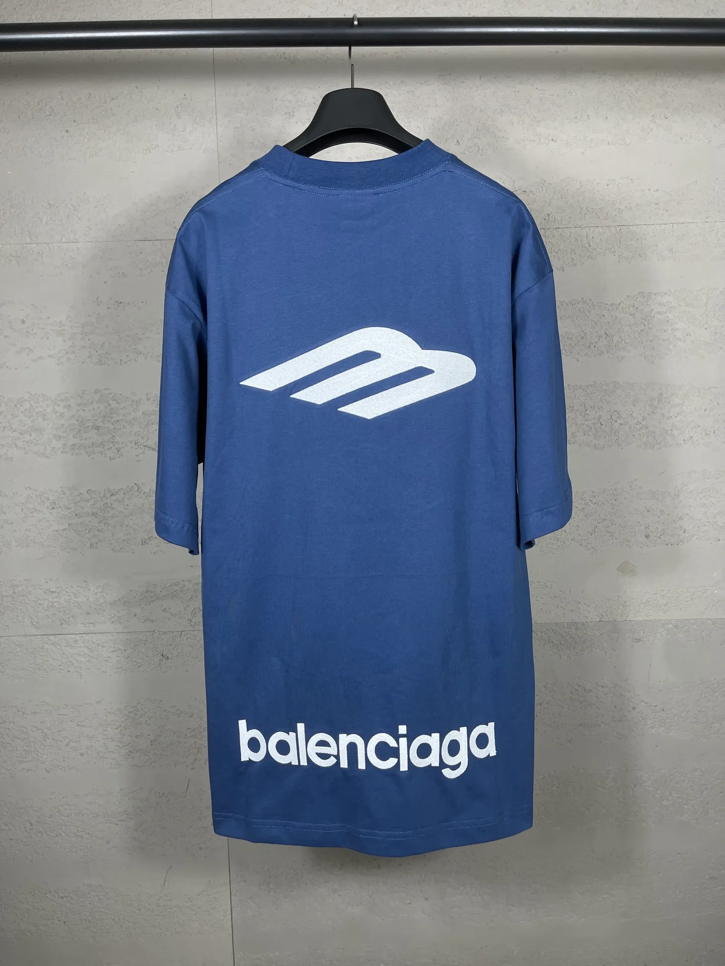 🅿️200 Actual pictures [Top version. Official website quality] BALENCI*GA/Paris BALENCI*GA#SS26 The latest model of the ski sports series, with a small LOGO on the front and a large LOGO on the back, classic icons embroidered with thousands of needles. Brick cabinet sync. Genuine products are developed and developed in the first time. Welcome to compare! The fabric is made of Paris ZP custom-woven and dyed 100% cotton double-yarn compact cotton. The weight is 260 grams. The cloth surface is clean. The cloth pattern is clear. It is soft and comfortable. It has good color fastness and is not easy to change color. The threads are woven and dyed with no color difference. The embroidery is done using imported Tajima embroidery machines. Super 10W needle and thread high-density embroidery. The effect is three-dimensional and the lines are clear. No burrs and miscellaneous threads, super high-tech embroidery. The version adopts OS loose shoulder design. Same style for men and women. Code: BL253737 Color: black, white, yellow, blue Size: XS, S, M, L