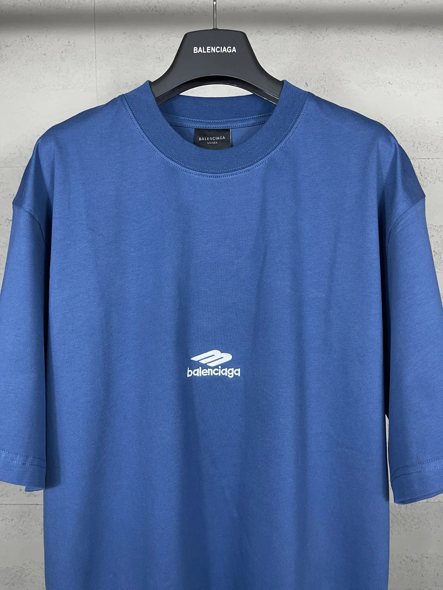 🅿️200 Actual pictures [Top version. Official website quality] BALENCI*GA/Paris BALENCI*GA#SS26 The latest model of the ski sports series, with a small LOGO on the front and a large LOGO on the back, classic icons embroidered with thousands of needles. Brick cabinet sync. Genuine products are developed and developed in the first time. Welcome to compare! The fabric is made of Paris ZP custom-woven and dyed 100% cotton double-yarn compact cotton. The weight is 260 grams. The cloth surface is clean. The cloth pattern is clear. It is soft and comfortable. It has good color fastness and is not easy to change color. The threads are woven and dyed with no color difference. The embroidery is done using imported Tajima embroidery machines. Super 10W needle and thread high-density embroidery. The effect is three-dimensional and the lines are clear. No burrs and miscellaneous threads, super high-tech embroidery. The version adopts OS loose shoulder design. Same style for men and women. Code: BL253737 Color: black, white, yellow, blue Size: XS, S, M, L