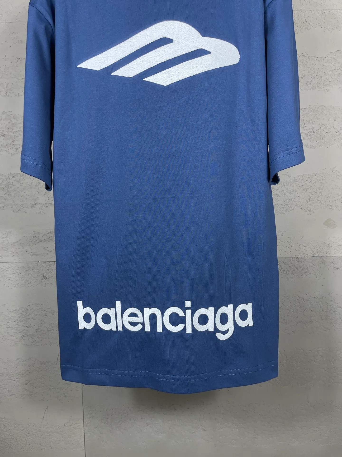 🅿️200 Actual pictures [Top version. Official website quality] BALENCI*GA/Paris BALENCI*GA#SS26 The latest model of the ski sports series, with a small LOGO on the front and a large LOGO on the back, classic icons embroidered with thousands of needles. Brick cabinet sync. Genuine products are developed and developed in the first time. Welcome to compare! The fabric is made of Paris ZP custom-woven and dyed 100% cotton double-yarn compact cotton. The weight is 260 grams. The cloth surface is clean. The cloth pattern is clear. It is soft and comfortable. It has good color fastness and is not easy to change color. The threads are woven and dyed with no color difference. The embroidery is done using imported Tajima embroidery machines. Super 10W needle and thread high-density embroidery. The effect is three-dimensional and the lines are clear. No burrs and miscellaneous threads, super high-tech embroidery. The version adopts OS loose shoulder design. Same style for men and women. Code: BL253737 Color: black, white, yellow, blue Size: XS, S, M, L