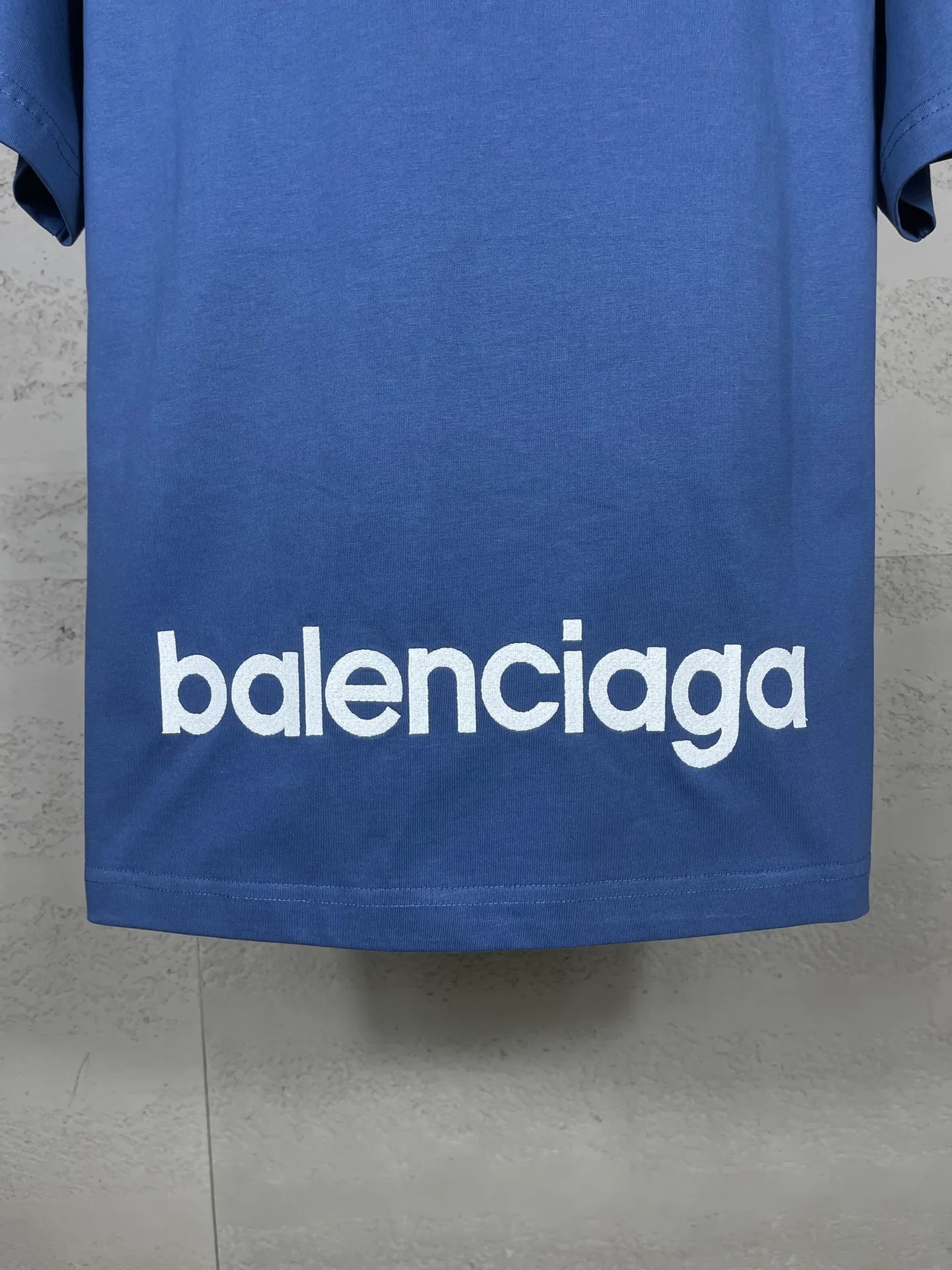 🅿️200 Actual pictures [Top version. Official website quality] BALENCI*GA/Paris BALENCI*GA#SS26 The latest model of the ski sports series, with a small LOGO on the front and a large LOGO on the back, classic icons embroidered with thousands of needles. Brick cabinet sync. Genuine products are developed and developed in the first time. Welcome to compare! The fabric is made of Paris ZP custom-woven and dyed 100% cotton double-yarn compact cotton. The weight is 260 grams. The cloth surface is clean. The cloth pattern is clear. It is soft and comfortable. It has good color fastness and is not easy to change color. The threads are woven and dyed with no color difference. The embroidery is done using imported Tajima embroidery machines. Super 10W needle and thread high-density embroidery. The effect is three-dimensional and the lines are clear. No burrs and miscellaneous threads, super high-tech embroidery. The version adopts OS loose shoulder design. Same style for men and women. Code: BL253737 Color: black, white, yellow, blue Size: XS, S, M, L