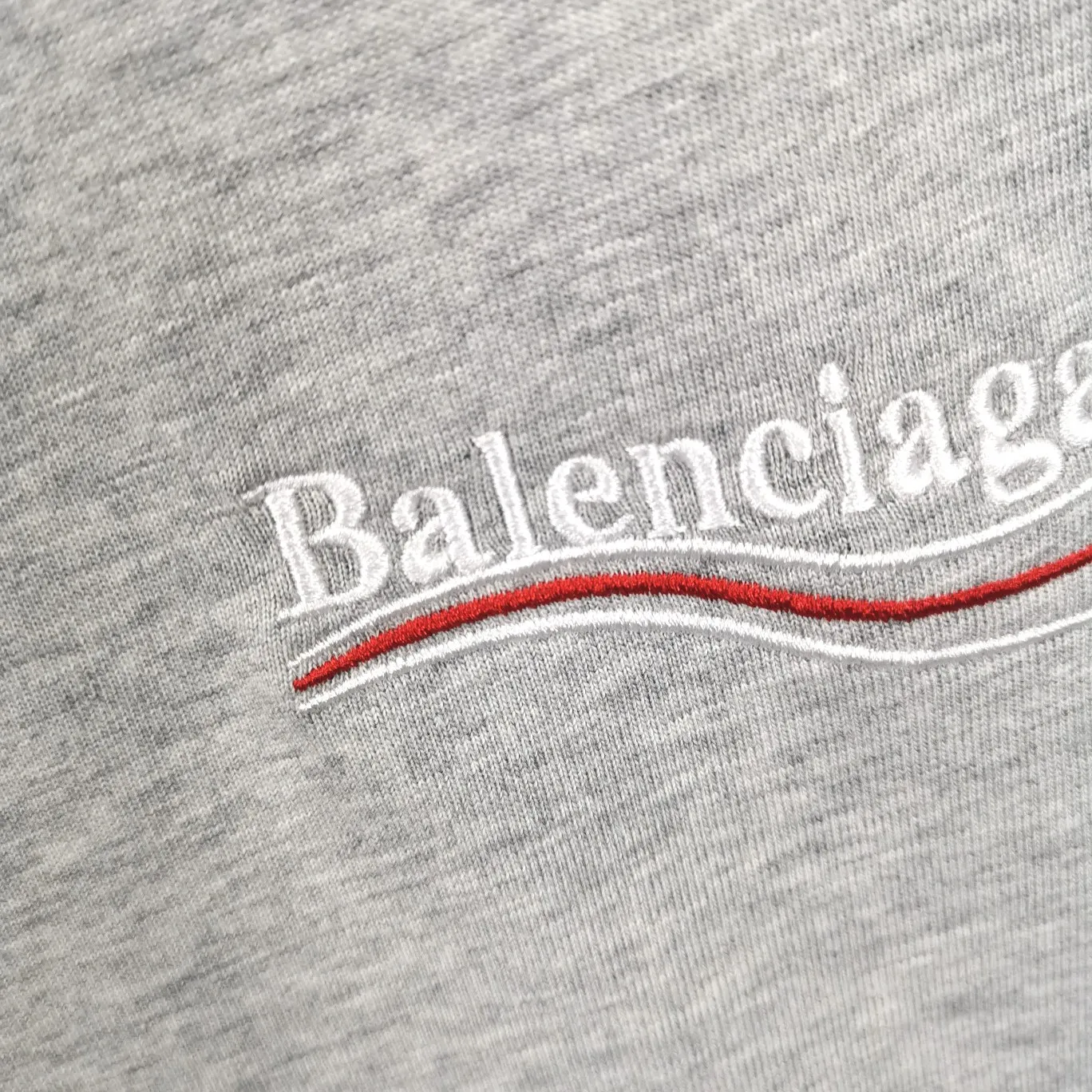 Supplementary details - the top tested version of Balenciaga's BALENCIAGA Cola Malone embroidery printed short-sleeved T-shirts for male and female couples stars. Three colors are available to ensure the same fabric as the original version, without color difference! Customized dyeing in a package! INS, Xiaohongshu’s popular style, classics that never fade away! The king of orders in Spain, the fried chicken is highly recommended! 32S 280g pure cotton double yarn fabric, comfortable and wide! Full of drape! The printing uses Tajima embroidery machine imported from Japan, which is known as the fighter among embroidery machines. The embroidery is meticulous, with no threads or skipped threads, the printing and embroidery are full and fine, and the letter spacing is consistent with ZP! Wearing it gives you full confidence and peace of mind! The labels and washes are all correct! On behalf of G at the same level! Consistent packaging at the counter!  Size: XS-L Color: Beige, taro purple, active gray, light hemp gray P:260