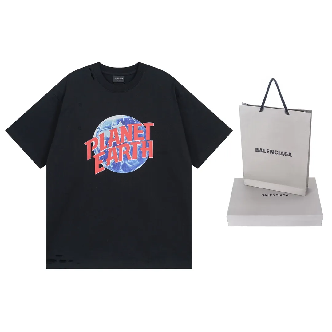 🅿️190 Detailed Pictures [Top version. Official website quality] BALENCI*GA/Paris. 2024 catwalk style earth pattern direct-injection printing washed distressed short-sleeved T-shirt 2024 new style. Attention‼ ️There is a letter LOGO under the gray pattern. All pattern details are customized with color Y plates. Special market currency. Brick cabinets are synchronized. Genuine products are developed at the first time, and you can print and compare! The fabric is made of Paris ZP custom-woven and dyed cotton double yarn. Weighing 260 grams, the cloth surface is clean. The cloth pattern is clear, soft and comfortable. The threads are dyed with no color difference. The printing uses environmentally friendly imported materials and self-inking direct injection, with clear letters and three-dimensional effect. The entire garment is washed, distressed and worn. The version adopts OS loose shoulder design. Same style for men and women. Code: BL223367 Color: black. Light gray Size: XS to L