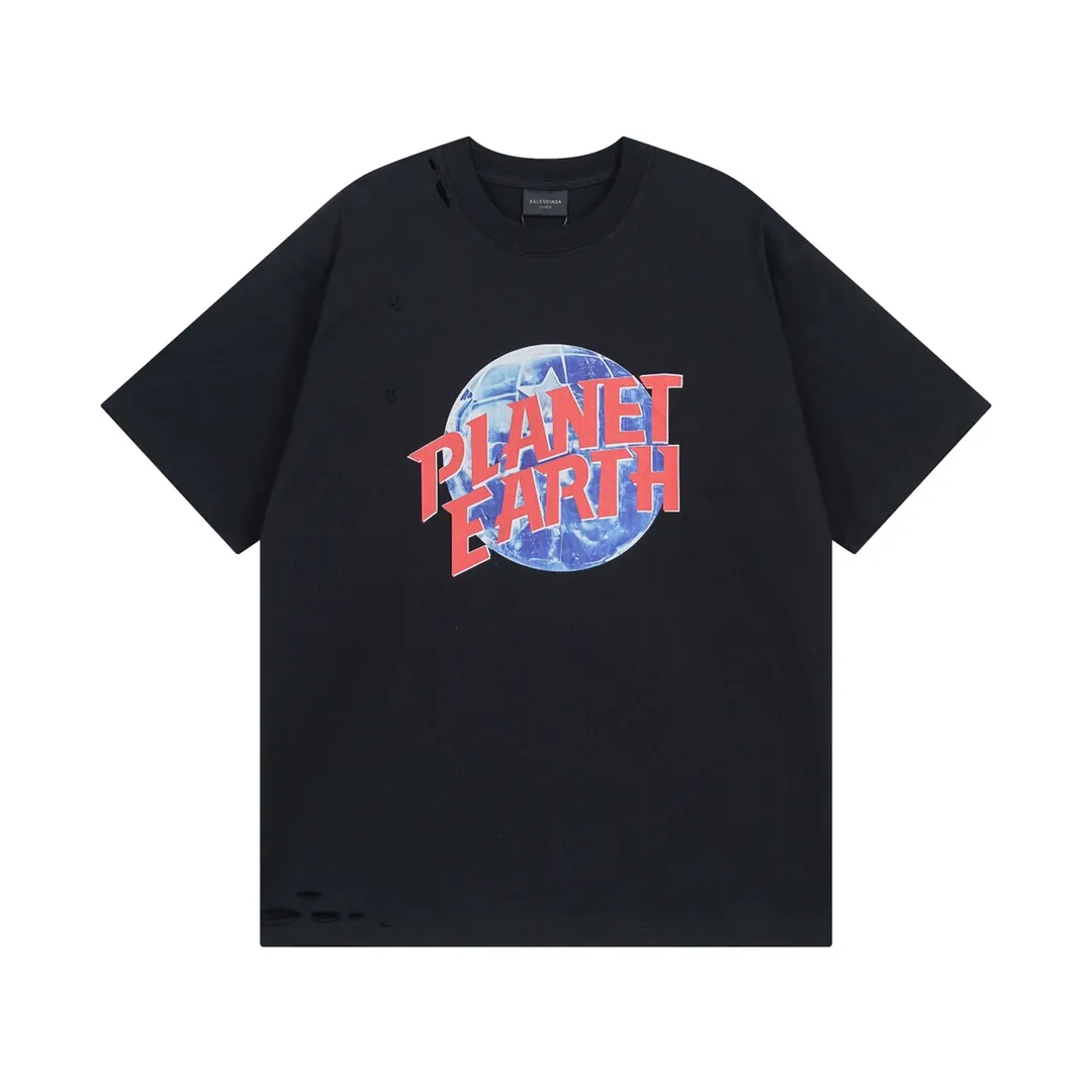 🅿️190 Detailed Pictures [Top version. Official website quality] BALENCI*GA/Paris. 2024 catwalk style earth pattern direct-injection printing washed distressed short-sleeved T-shirt 2024 new style. Attention‼ ️There is a letter LOGO under the gray pattern. All pattern details are customized with color Y plates. Special market currency. Brick cabinets are synchronized. Genuine products are developed at the first time, and you can print and compare! The fabric is made of Paris ZP custom-woven and dyed cotton double yarn. Weighing 260 grams, the cloth surface is clean. The cloth pattern is clear, soft and comfortable. The threads are dyed with no color difference. The printing uses environmentally friendly imported materials and self-inking direct injection, with clear letters and three-dimensional effect. The entire garment is washed, distressed and worn. The version adopts OS loose shoulder design. Same style for men and women. Code: BL223367 Color: black. Light gray Size: XS to L