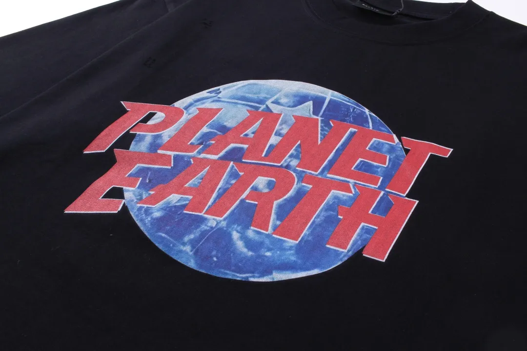 🅿️190 Detailed Pictures [Top version. Official website quality] BALENCI*GA/Paris. 2024 catwalk style earth pattern direct-injection printing washed distressed short-sleeved T-shirt 2024 new style. Attention‼ ️There is a letter LOGO under the gray pattern. All pattern details are customized with color Y plates. Special market currency. Brick cabinets are synchronized. Genuine products are developed at the first time, and you can print and compare! The fabric is made of Paris ZP custom-woven and dyed cotton double yarn. Weighing 260 grams, the cloth surface is clean. The cloth pattern is clear, soft and comfortable. The threads are dyed with no color difference. The printing uses environmentally friendly imported materials and self-inking direct injection, with clear letters and three-dimensional effect. The entire garment is washed, distressed and worn. The version adopts OS loose shoulder design. Same style for men and women. Code: BL223367 Color: black. Light gray Size: XS to L