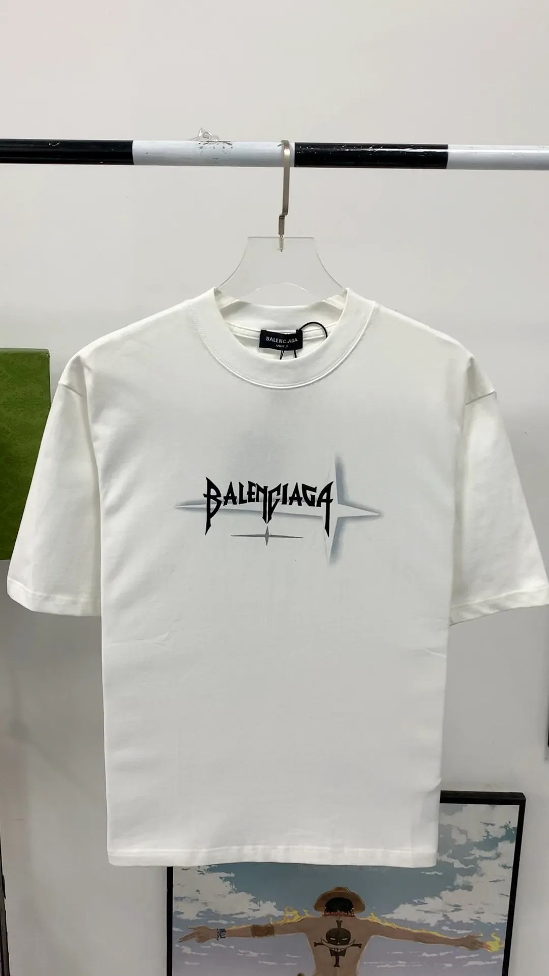 Frontal real shot video——Top tested version Balenciaga 23SS new 3D letter cotton short-sleeved T-shirt Balenciaga was founded by Cristobal Balenciaga, a great genius designer known as the representative of the 20th century. For more than half a century since the brand was founded, Balenciaga has been famous in the fashion industry for its fashion and elegance. You can find any of your favorite logos on the front and back of this piece, Ness.  The front and rear printing uses low-coverage screen printing technology, and the glue is imported. The printing is very delicate, and the scratched out problems are very clear and there are no burrs. The fabric is made of 280g double-ply double-yarn pure cotton loose fabric, which is loose and breathable, has good drying effect, full drape and skin toning. Three-dimensional drawing technology + dot gradient printing, oversize dropped shoulders and large version, easy to match, same style for men and women! Color: Black White Size: XS S M L P: 260