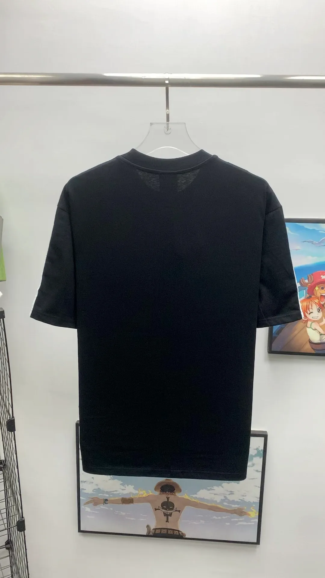 Real shot video on the back - Top tested version 𝐁A𝐋EN𝐂IA𝐆A/Balenciaga three-ribbon classic co-branded T-shirt Fabric: 32 pieces of double yarn 240 grams - counter synchronization #The highest version on the market The original development of custom-woven fabrics is washed and treated with a full sense of thickness The texture is different from market products Highly restored #original mold opening Use imported elliptical machine printing Each print is neatly aligned without burrs Hand-printed front and rear platens Precision mesh production stencil, imported environmentally friendly slurry scraper, letters clearly restored, letter spacing, size consistent with the original version, highly restored 23ss, best-selling model on the market, same style for men and women size: xs s m l color: black white P: 290