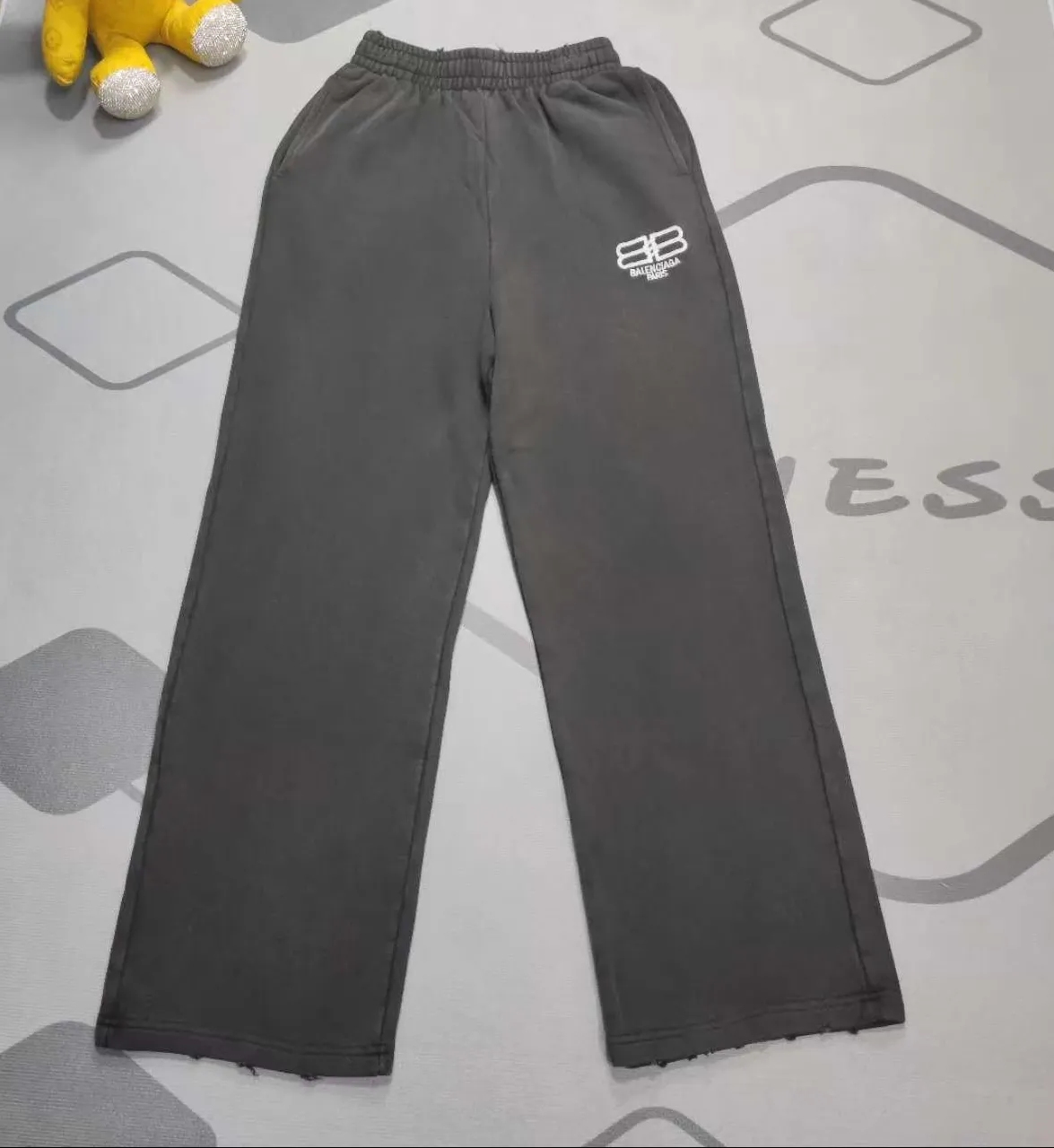 Top version and highest quality - BALENCIAGA Double B classic model #Double B Wave Embroidered Sweatpants. Wide-leg design, with the same wide straight trousers shape from top to bottom. The front trouser pockets are made with jujube technology, which shows the length of the legs. It adopts classic double BLogo embroidery. Made of 420g pure cotton terry material, thick and textured, same style for men and women. Color: black. Size: Xs S M L P: 356