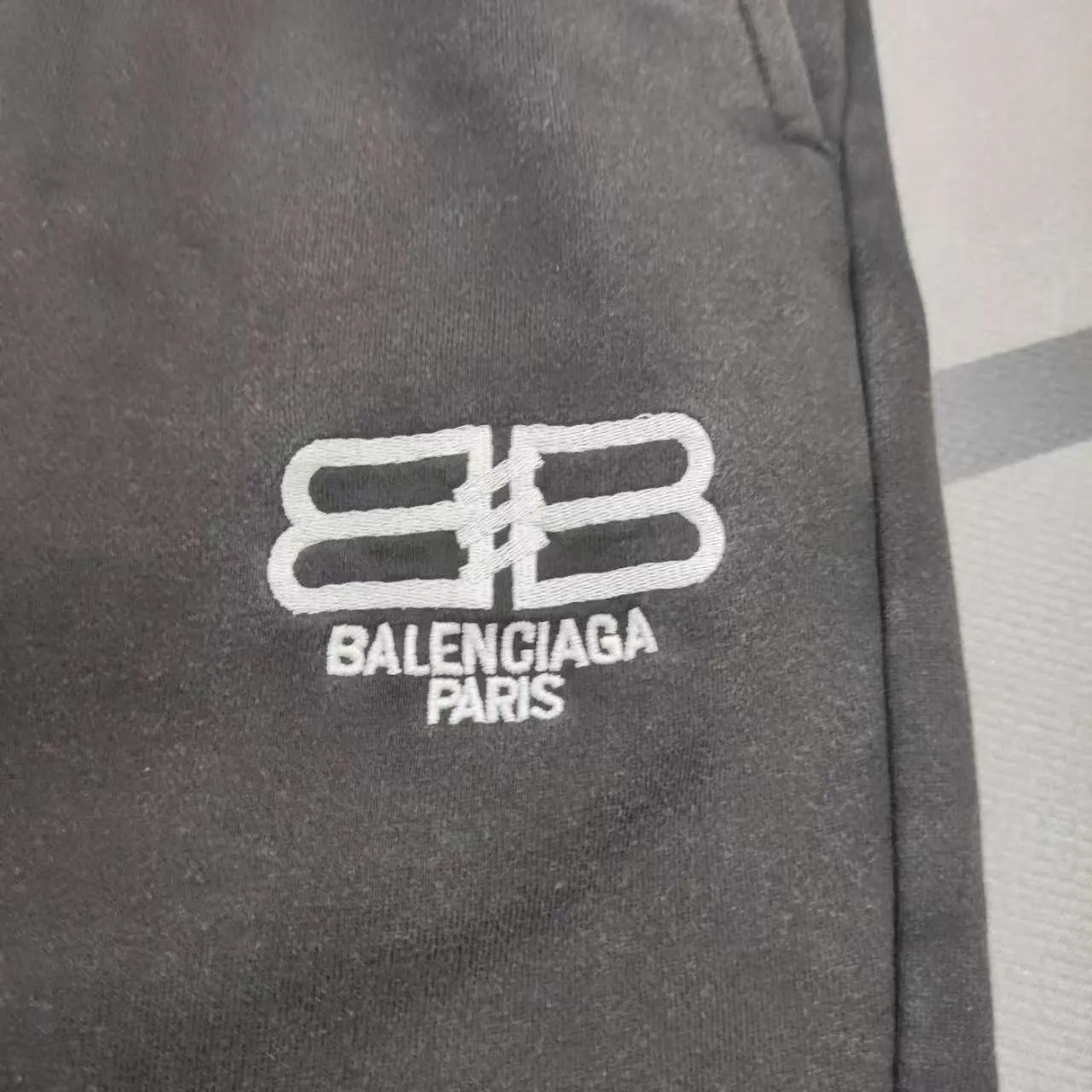 Top version and highest quality - BALENCIAGA Double B classic model #Double B Wave Embroidered Sweatpants. Wide-leg design, with the same wide straight trousers shape from top to bottom. The front trouser pockets are made with jujube technology, which shows the length of the legs. It adopts classic double BLogo embroidery. Made of 420g pure cotton terry material, thick and textured, same style for men and women. Color: black. Size: Xs S M L P: 356