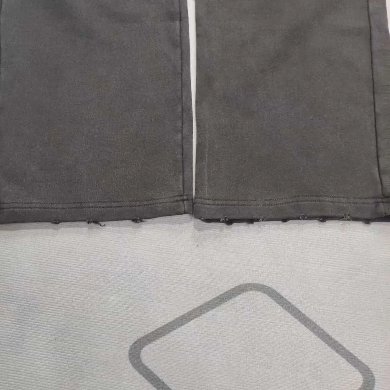 Top version and highest quality - BALENCIAGA Double B classic model #Double B Wave Embroidered Sweatpants. Wide-leg design, with the same wide straight trousers shape from top to bottom. The front trouser pockets are made with jujube technology, which shows the length of the legs. It adopts classic double BLogo embroidery. Made of 420g pure cotton terry material, thick and textured, same style for men and women. Color: black. Size: Xs S M L P: 356