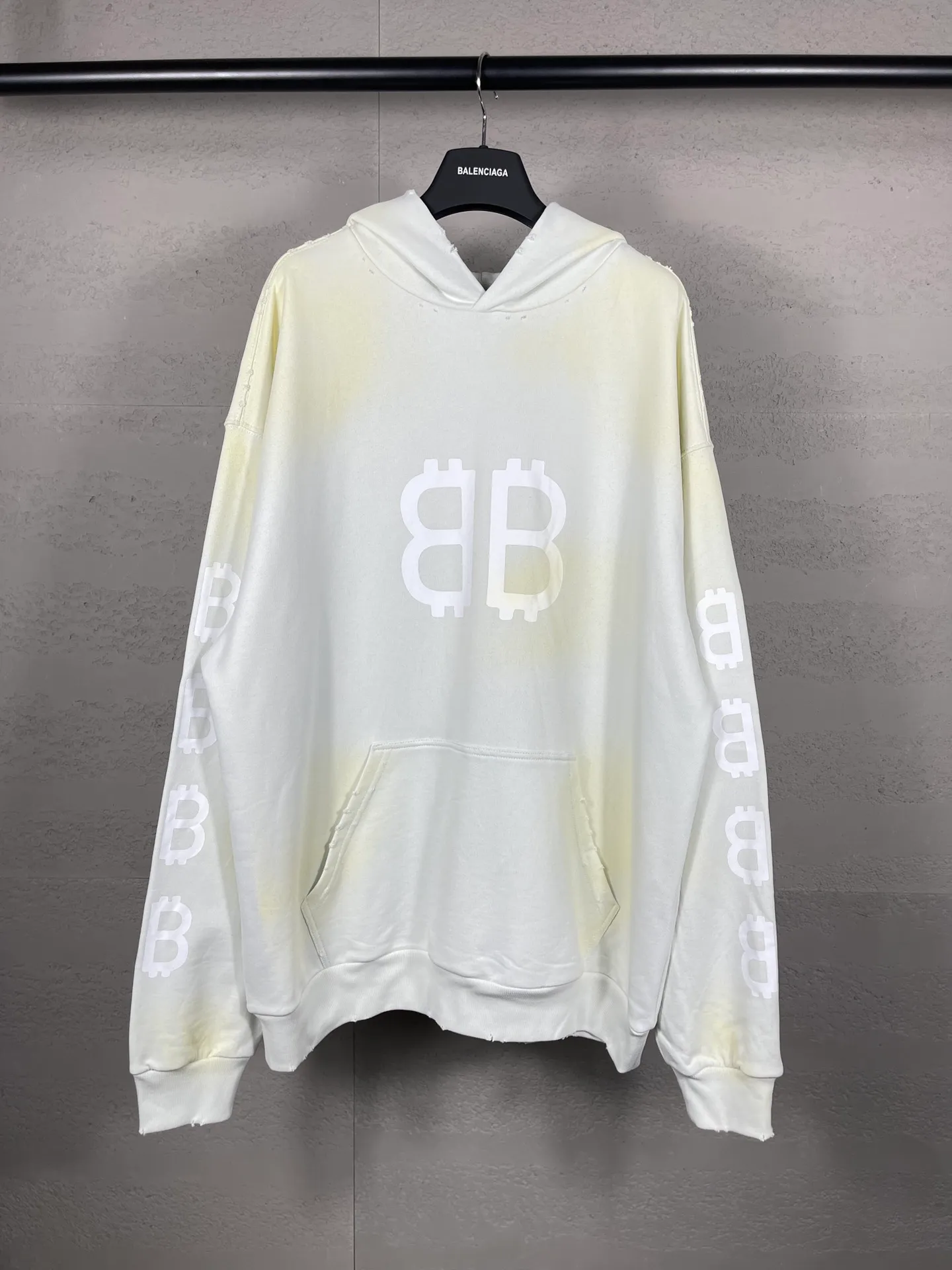 🅿️356 real photos [Top version. Official website quality] BALENCI*GA/Paris. 2023 latest mud hand-painted worn and washed long-sleeved hooded sweatshirt. The brick cabinets are synchronized. ⚠️ Differentiate the market currency. Developed by YB. The color is black and blue. Worn. The hand-painted is consistent with ZP, ‼ ️The fabric is made of Paris ZP custom-woven and dyed cotton sweatshirt. The weight is 450 grams. The cloth surface is clean. The cloth pattern is clear, soft and comfortable. The threads are dyed with no color difference. Ready-made garments are hand-painted, worn, and distressed, with heavy craftsmanship. Comparisons welcome. The version adopts OS loose shoulder design. Same style for men and women. Code: BL238003 Color: black blue, off-white, blue Size: XS S M L