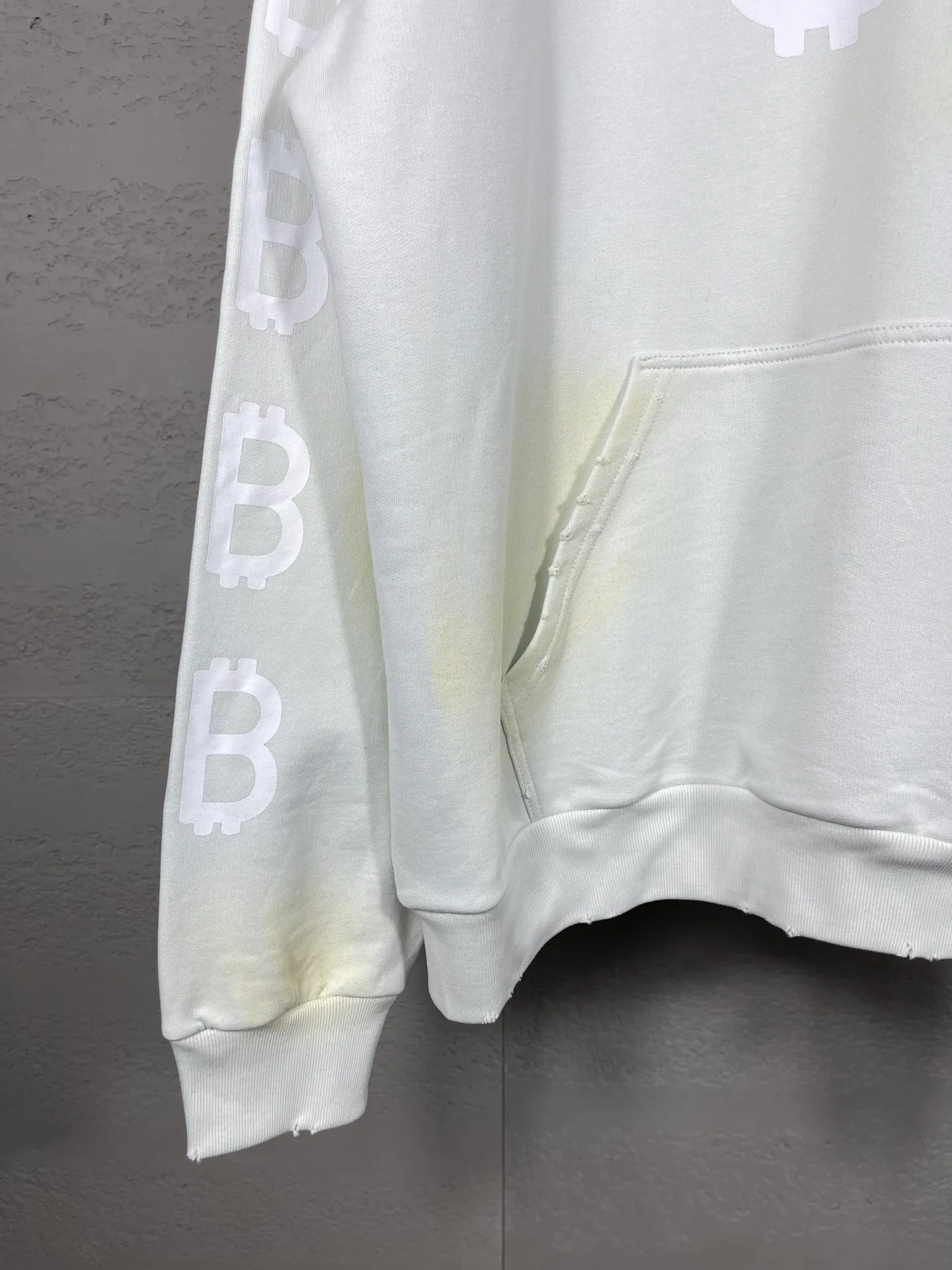 🅿️356 real photos [Top version. Official website quality] BALENCI*GA/Paris. 2023 latest mud hand-painted worn and washed long-sleeved hooded sweatshirt. The brick cabinets are synchronized. ⚠️ Differentiate the market currency. Developed by YB. The color is black and blue. Worn. The hand-painted is consistent with ZP, ‼ ️The fabric is made of Paris ZP custom-woven and dyed cotton sweatshirt. The weight is 450 grams. The cloth surface is clean. The cloth pattern is clear, soft and comfortable. The threads are dyed with no color difference. Ready-made garments are hand-painted, worn, and distressed, with heavy craftsmanship. Comparisons welcome. The version adopts OS loose shoulder design. Same style for men and women. Code: BL238003 Color: black blue, off-white, blue Size: XS S M L