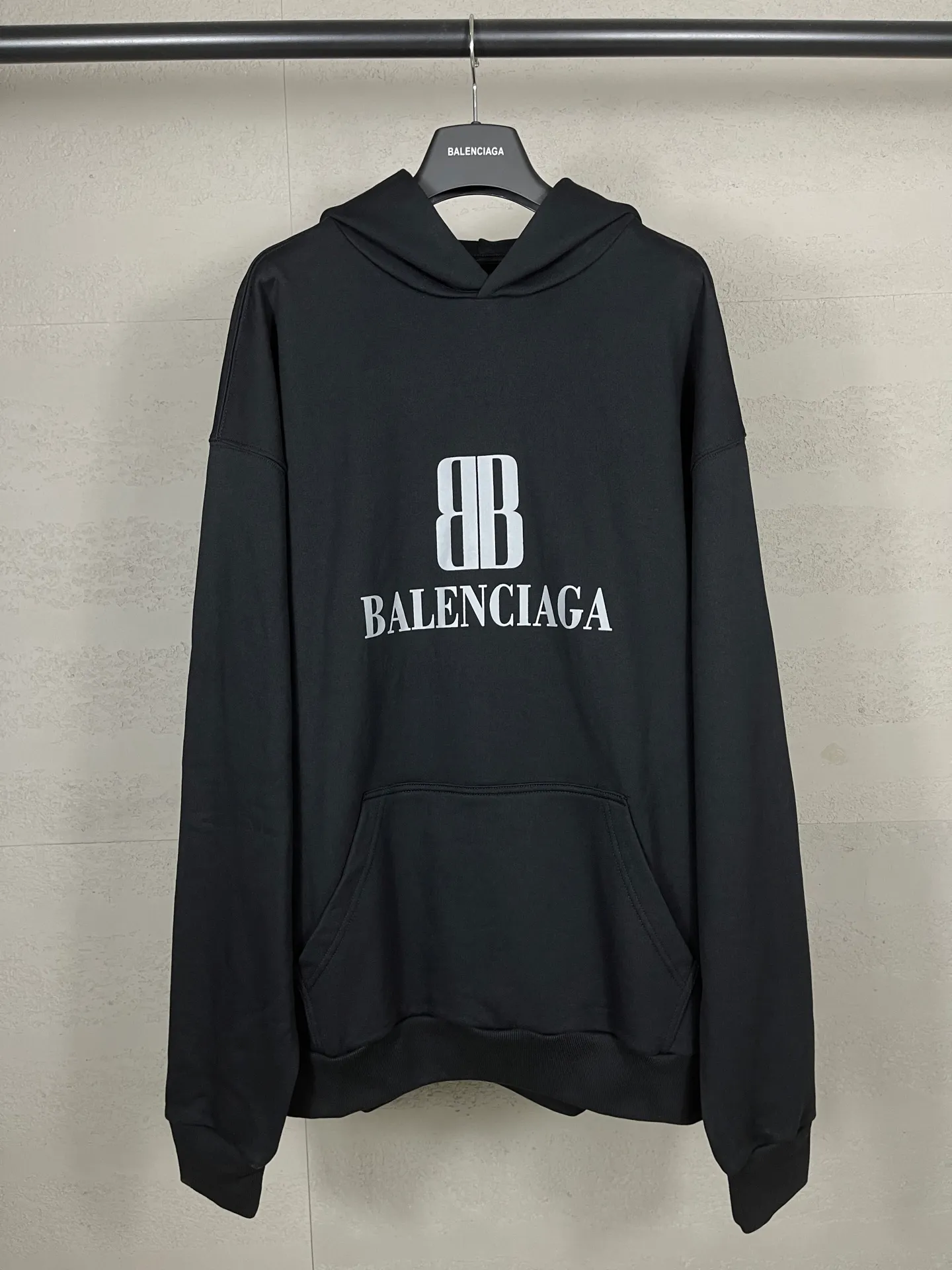 🅿️300 real photos [Top version. Official website quality] BALENCI*GA/Paris. SS25 latest autumn and winter style, Paris new LOGO printed hooded sweatshirt. Brick cabinets are synchronized. Genuine products are developed at the first time. Welcome to compare! The fabric is made of Paris ZP custom-woven and dyed cotton sweatshirt. Weighing 460 grams, the cloth surface is clean. The cloth pattern is clear, soft and comfortable. The threads are dyed with no color difference. The printing uses environmentally friendly imported rubber paddles. The letters are clear and the effect is three-dimensional. The version adopts OS loose shoulder design. Same style for men and women. Code: BL259926 Color: Black Size: XS S M L