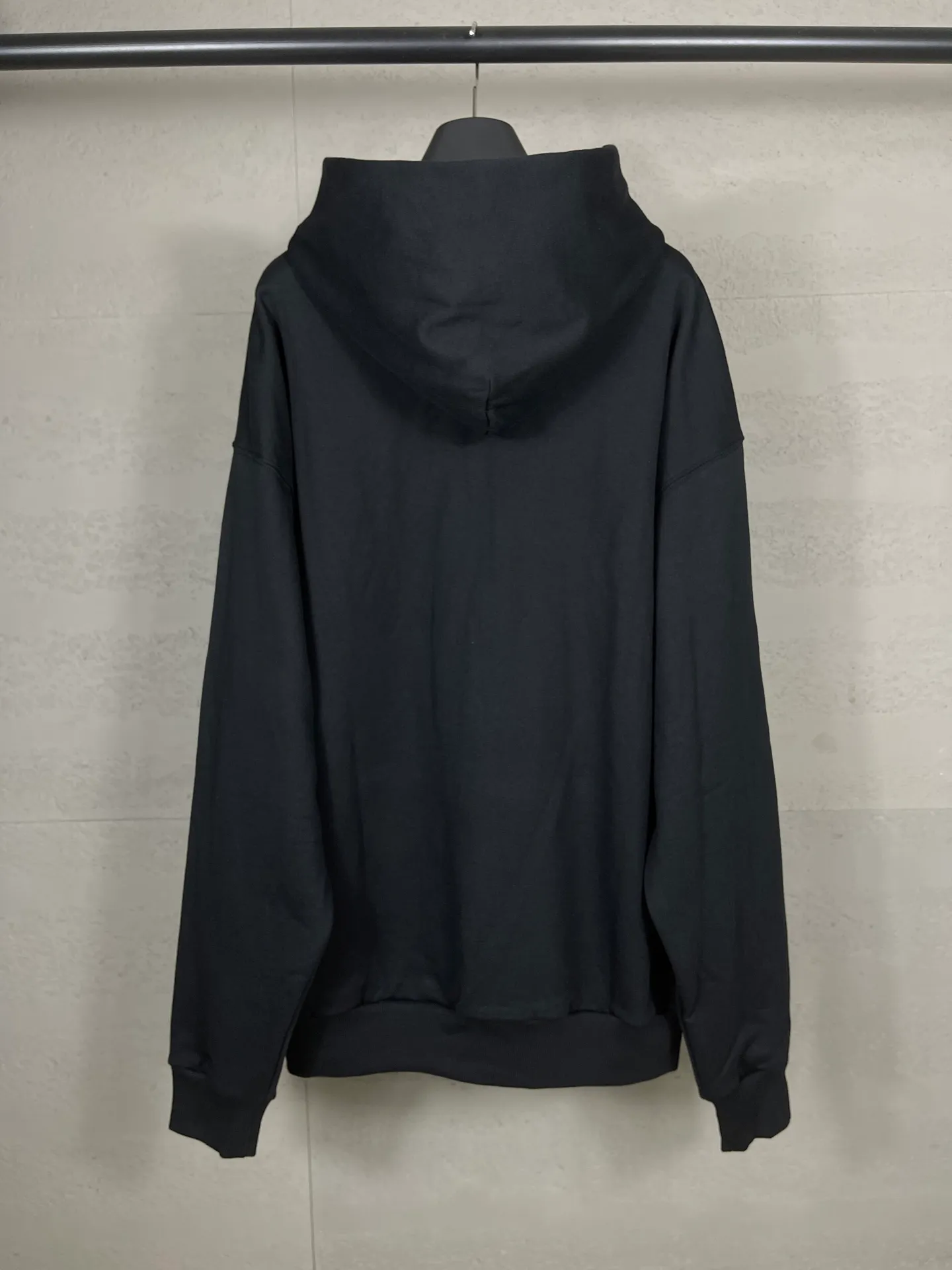 🅿️300 real photos [Top version. Official website quality] BALENCI*GA/Paris. SS25 latest autumn and winter style, Paris new LOGO printed hooded sweatshirt. Brick cabinets are synchronized. Genuine products are developed at the first time. Welcome to compare! The fabric is made of Paris ZP custom-woven and dyed cotton sweatshirt. Weighing 460 grams, the cloth surface is clean. The cloth pattern is clear, soft and comfortable. The threads are dyed with no color difference. The printing uses environmentally friendly imported rubber paddles. The letters are clear and the effect is three-dimensional. The version adopts OS loose shoulder design. Same style for men and women. Code: BL259926 Color: Black Size: XS S M L