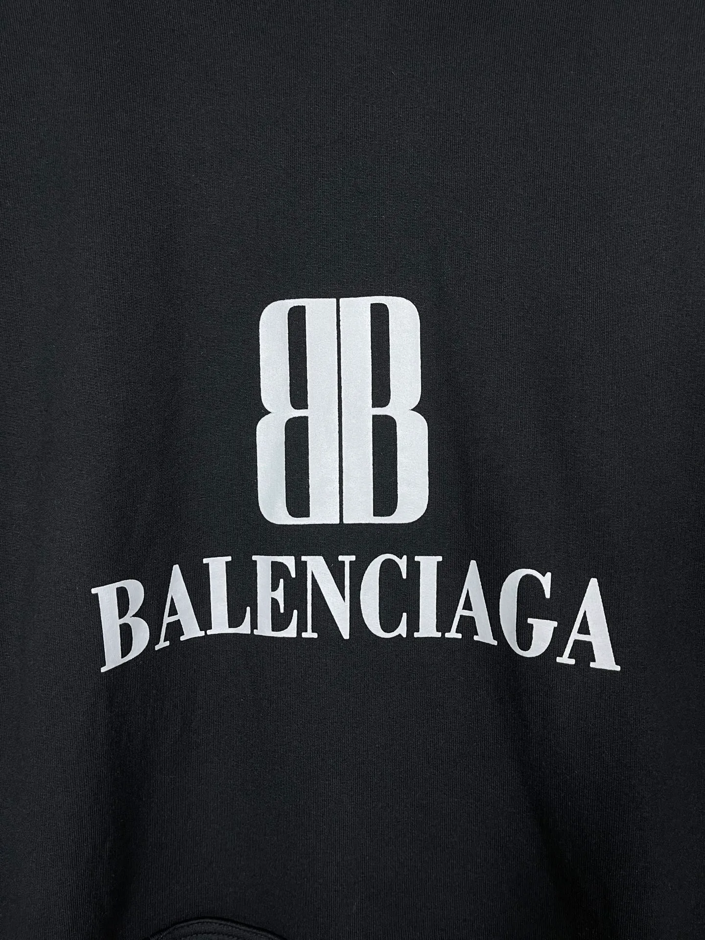 🅿️300 real photos [Top version. Official website quality] BALENCI*GA/Paris. SS25 latest autumn and winter style, Paris new LOGO printed hooded sweatshirt. Brick cabinets are synchronized. Genuine products are developed at the first time. Welcome to compare! The fabric is made of Paris ZP custom-woven and dyed cotton sweatshirt. Weighing 460 grams, the cloth surface is clean. The cloth pattern is clear, soft and comfortable. The threads are dyed with no color difference. The printing uses environmentally friendly imported rubber paddles. The letters are clear and the effect is three-dimensional. The version adopts OS loose shoulder design. Same style for men and women. Code: BL259926 Color: Black Size: XS S M L
